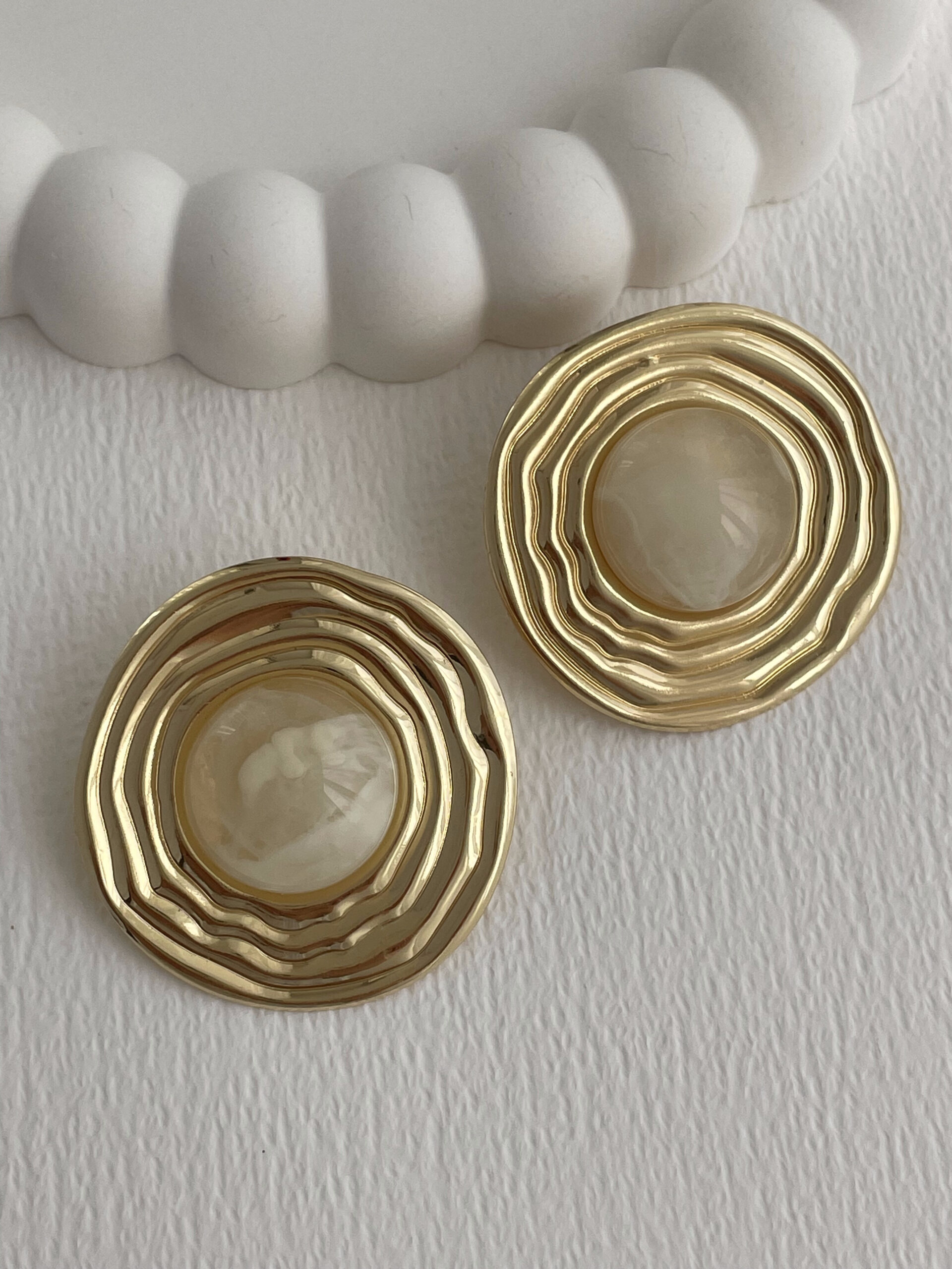 1767870090_0_695f8e8a896e5-1.jpg Özel Seri Halka Desen Krem Kemik Detay Gold Küpe