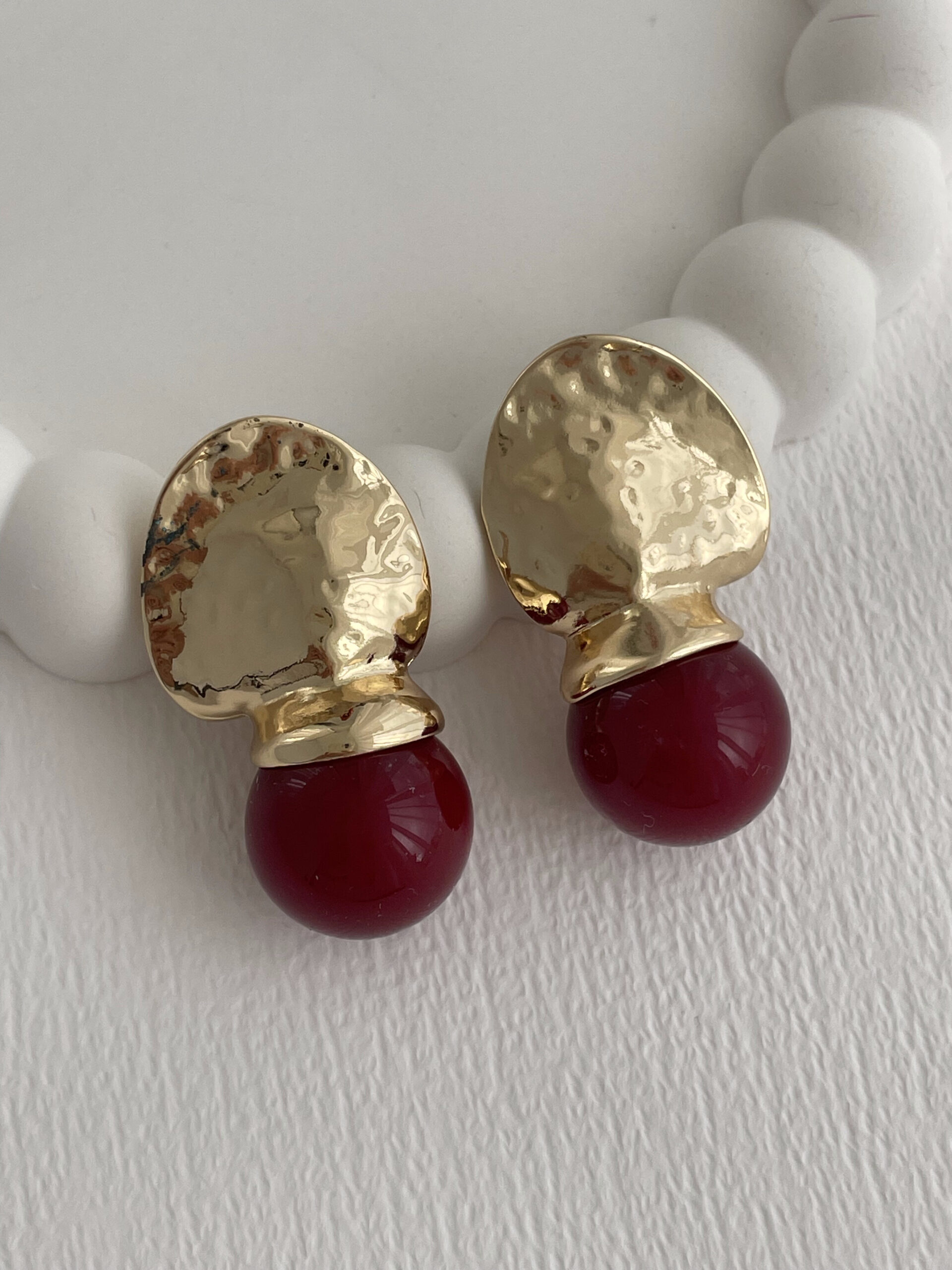 1767870199_2_695f8ef777780-1.jpg Özel Seri Soyut Gold Detay ZR Model Bordo Top Küpe