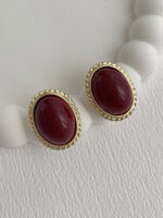 Özel Seri Kenarları Kıvrımlı Bordo Mineli Gold Top Küpe