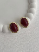 Özel Seri Kenarları Kıvrımlı Bordo Mineli Gold Top Küpe - Görsel 3