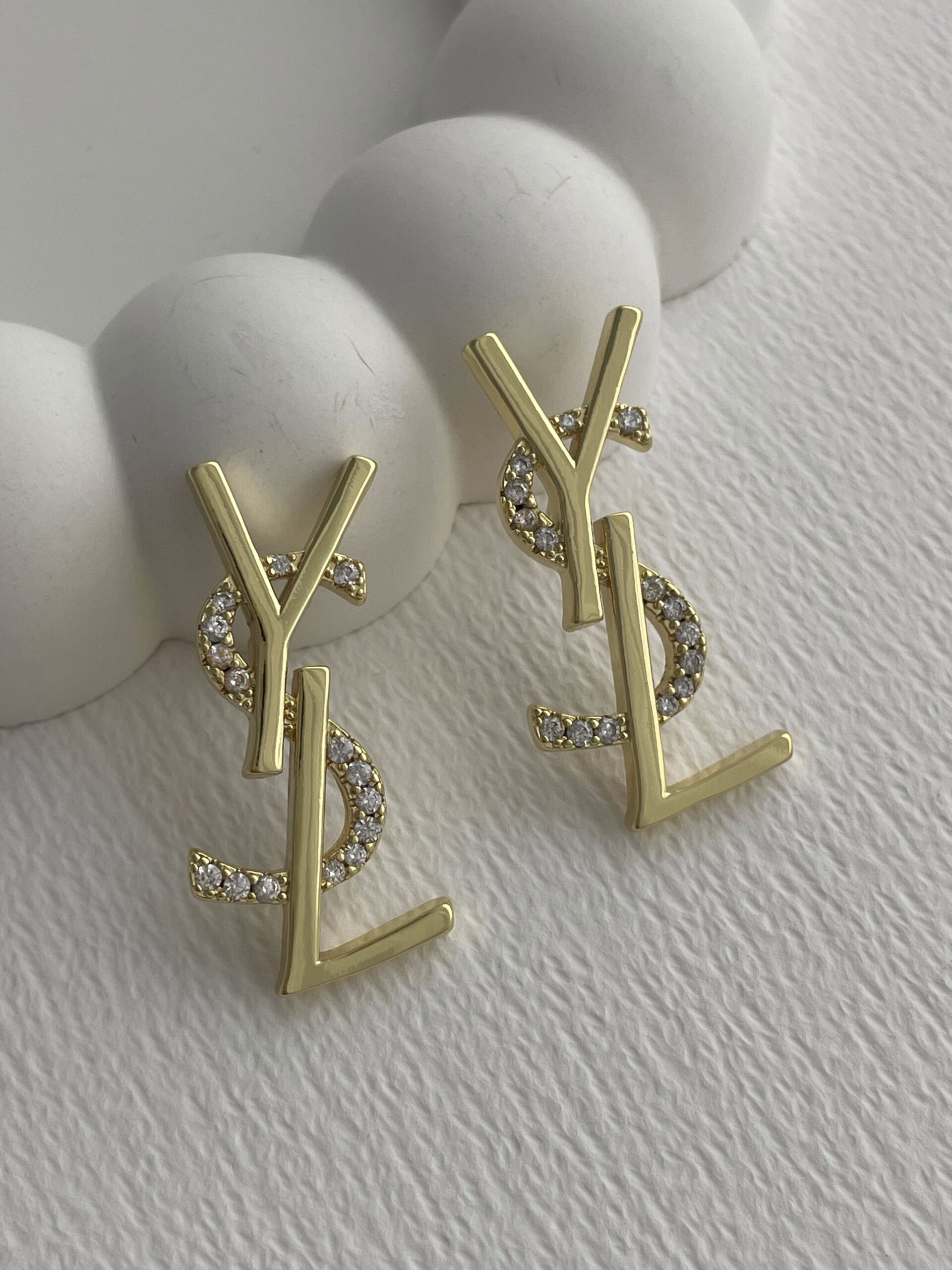 1768560713_0_696a1849e7c6f.jpg Özel Seri Marka Model Zirkon Taşlı Logo Detay Gold Küpe