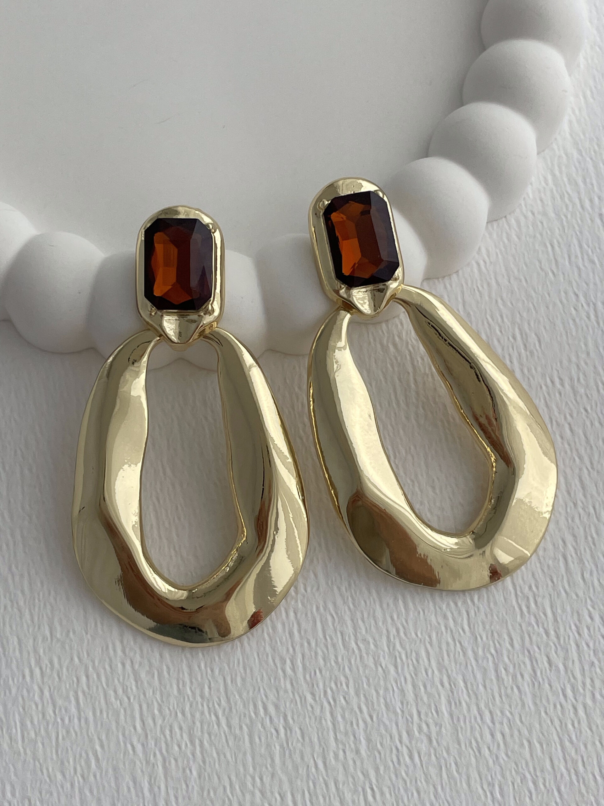 1769851986_0_697dcc52939ee-1.jpg Özel Seri Oval Tasarım Kahverengi Baget Taşlı Gold Küpe