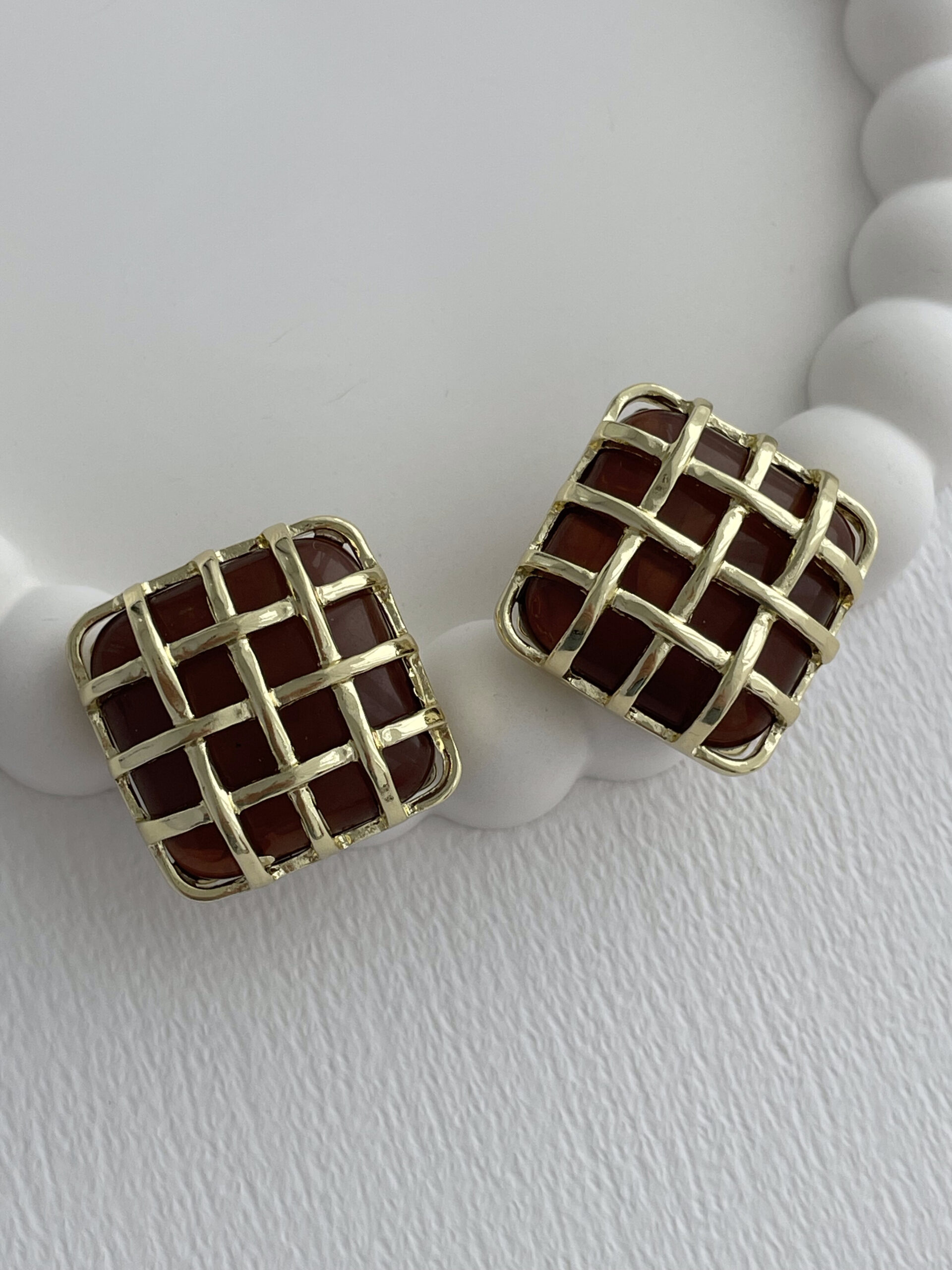 1769852142_0_697dccee5dfb8-1.jpg Özel Seri Kare Izgara Tasarım Kahverengi Kemik Gold Küpe