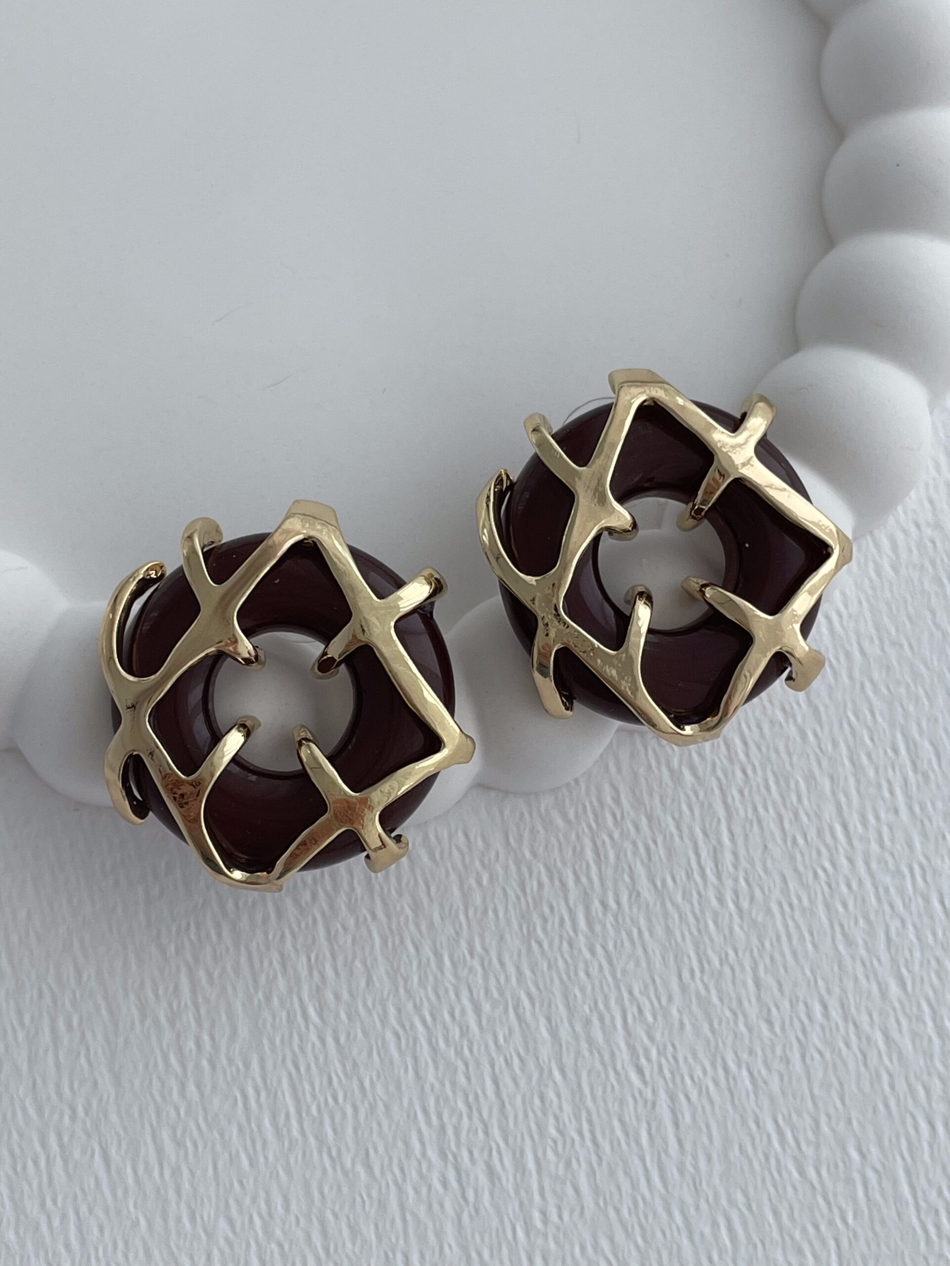 1769853558_0_697dd276eca39-1-1.jpg Özel Seri Kahverengi Mineli Gold X Detay Küpe