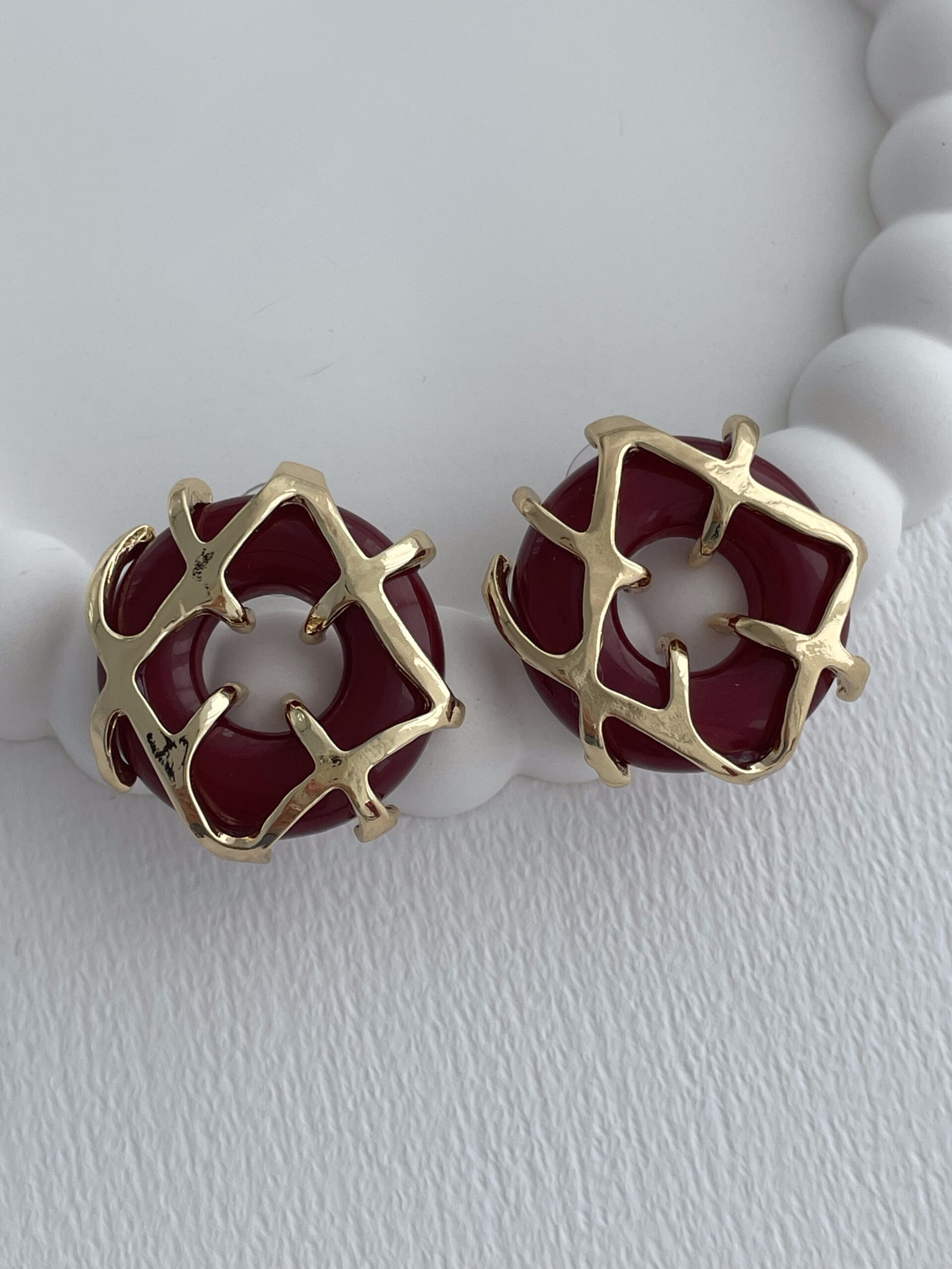 1769853656_0_697dd2d8c0274-1.jpg Özel Seri Bordo Mineli Gold X Detay Küpe