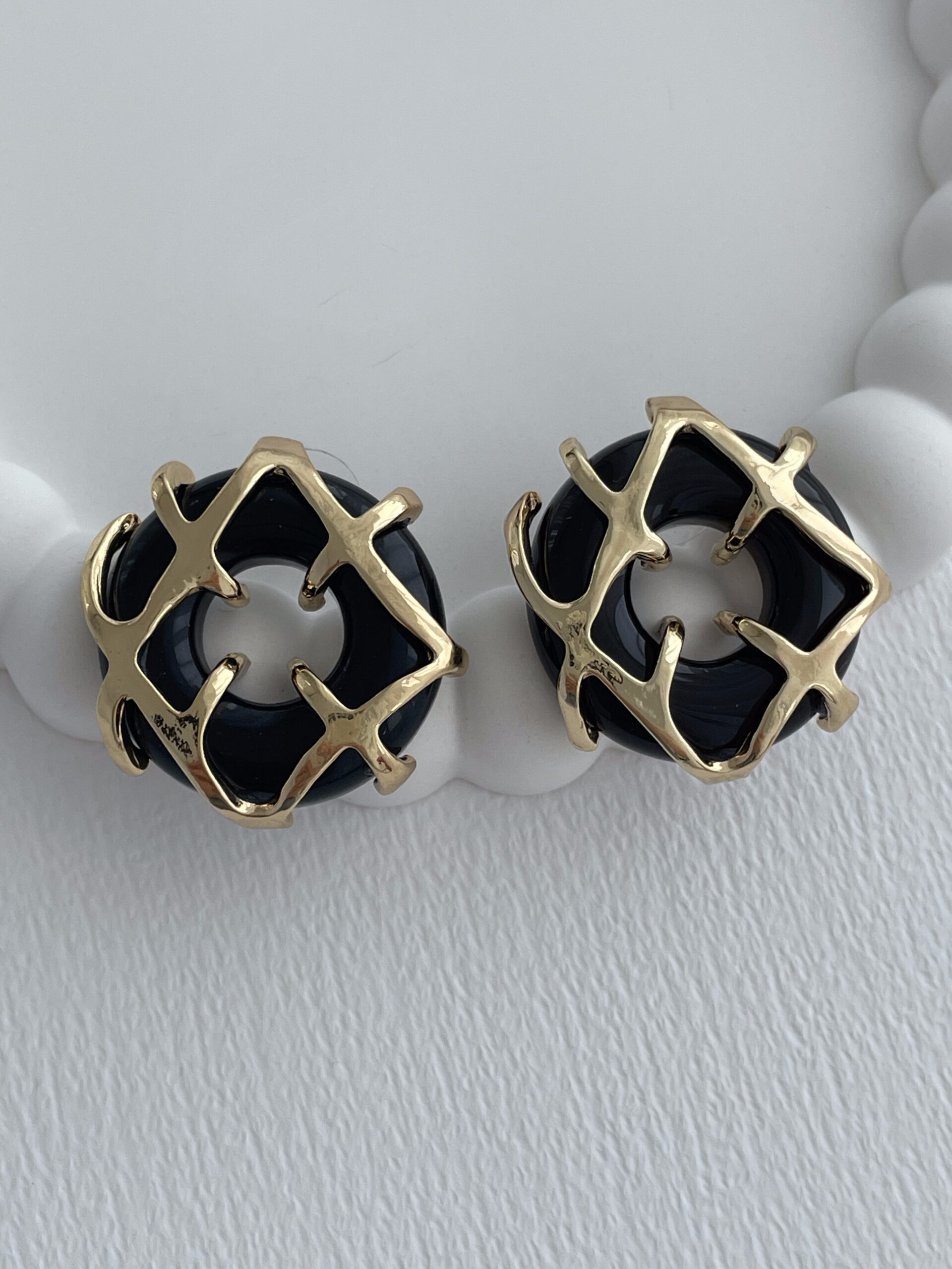 1769853744_0_697dd3303e31e-1.jpg Özel Seri Siyah Mineli Gold X Detay Küpe