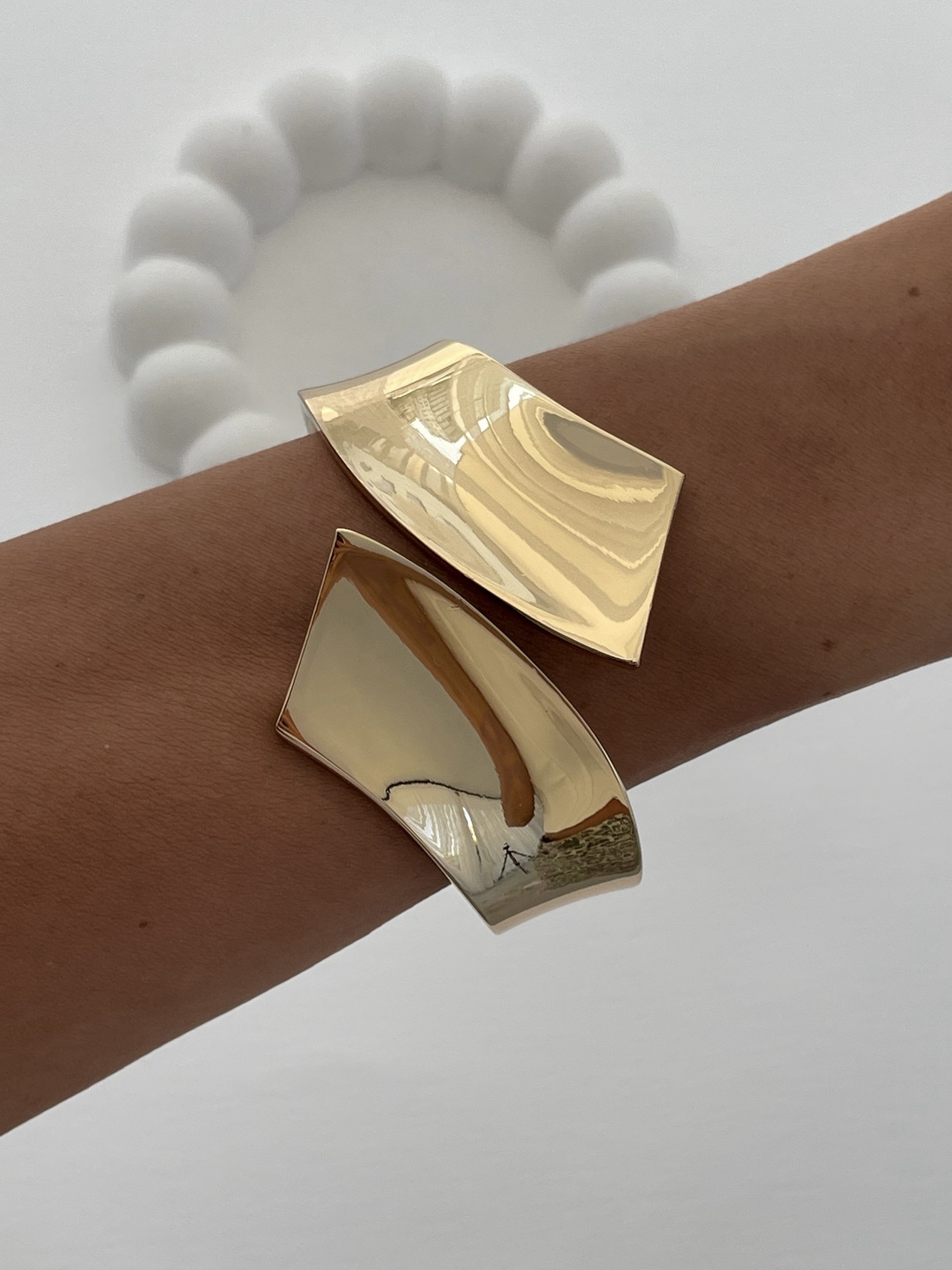 img_0560.jpeg Özel Seri Geometrik Tasarım Gold Kelepçe Bileklik - Görsel 1
