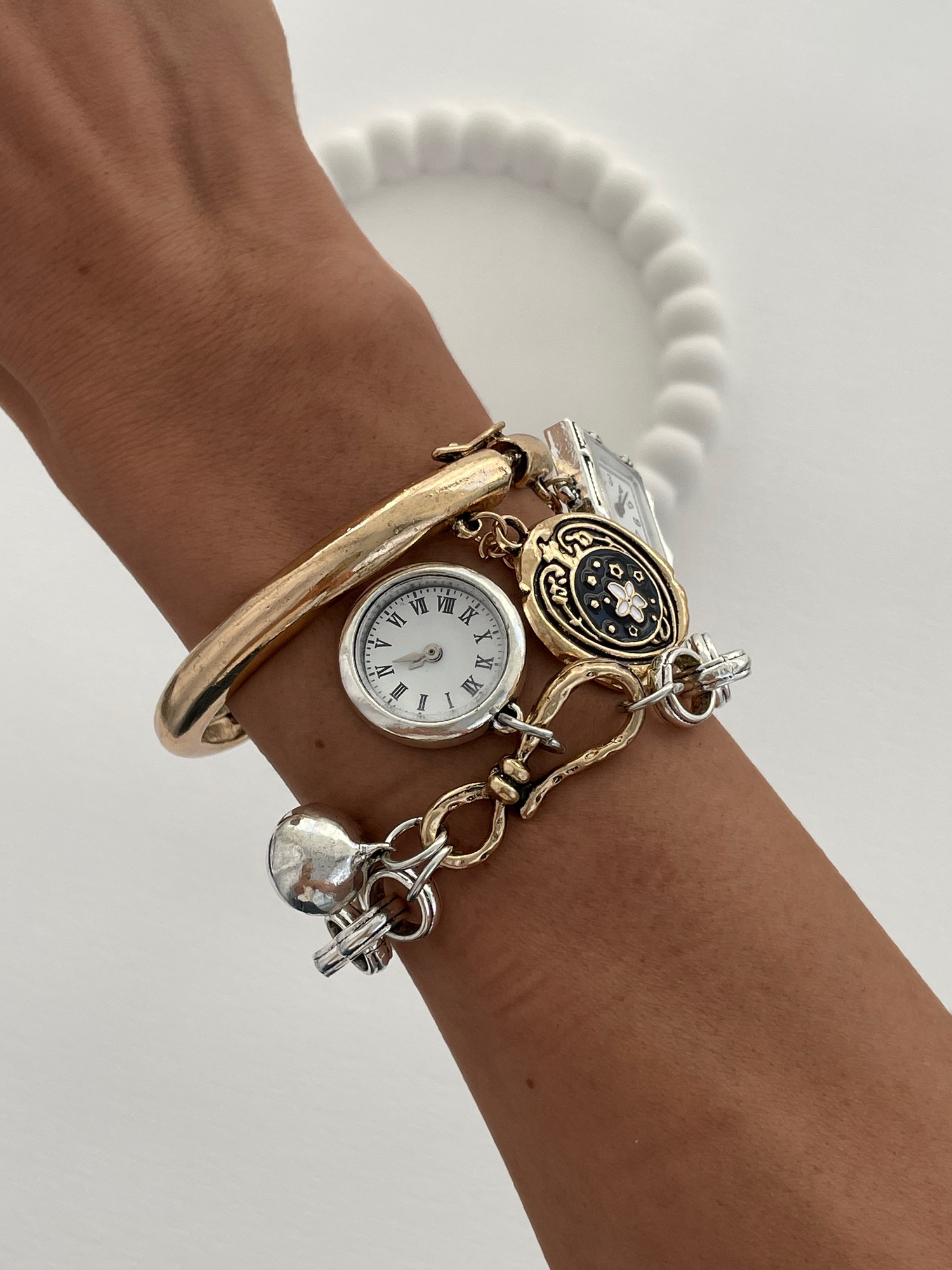 img_2661-1.jpeg Özel Seri ZR Model Saat Charmlı Üçlü Gümüş Bileklik