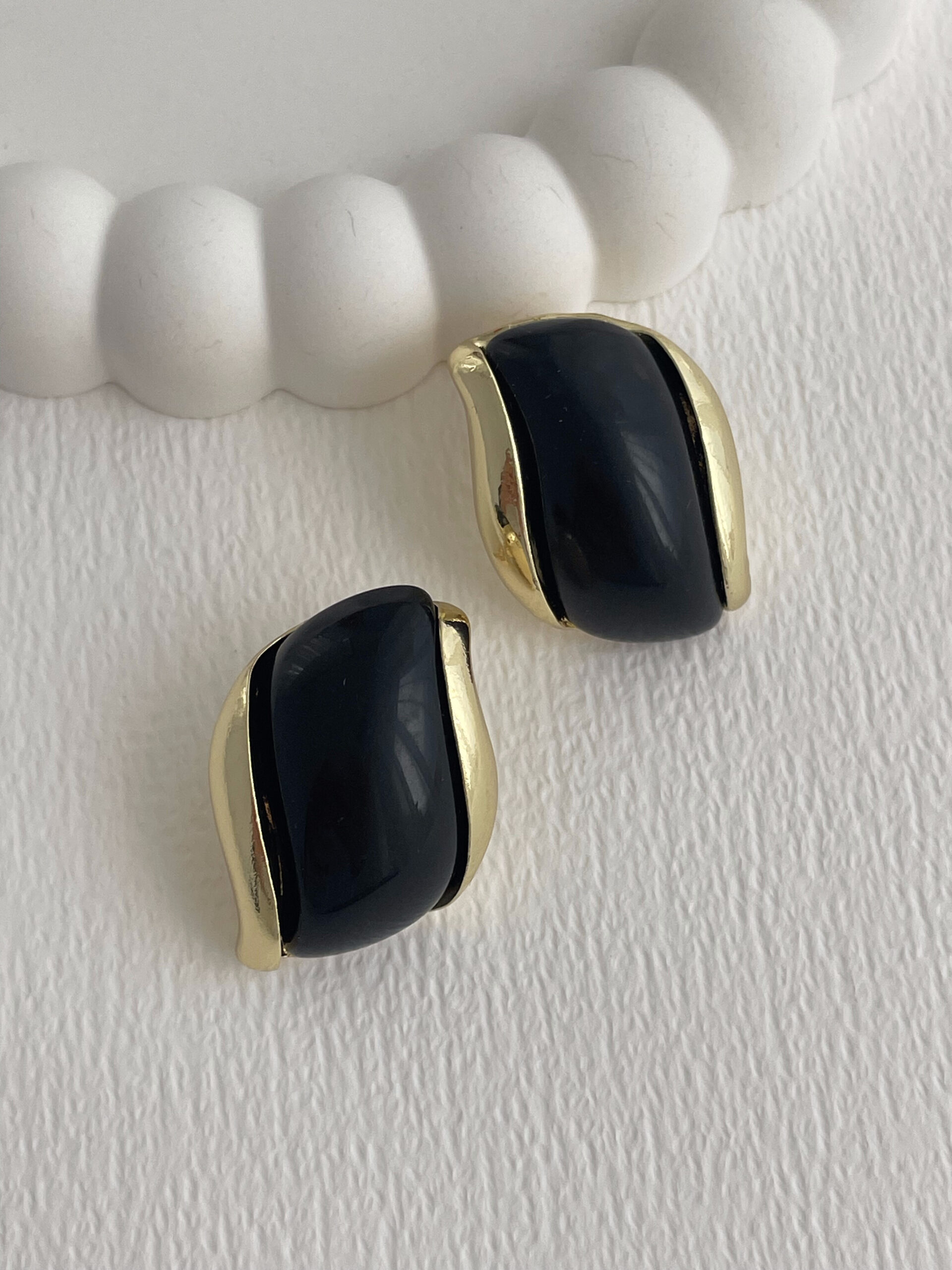 1767871412_0_695f93b47cb88-1.jpg Özel Seri Damla Model Siyah Kemik Detay Gold Küpe