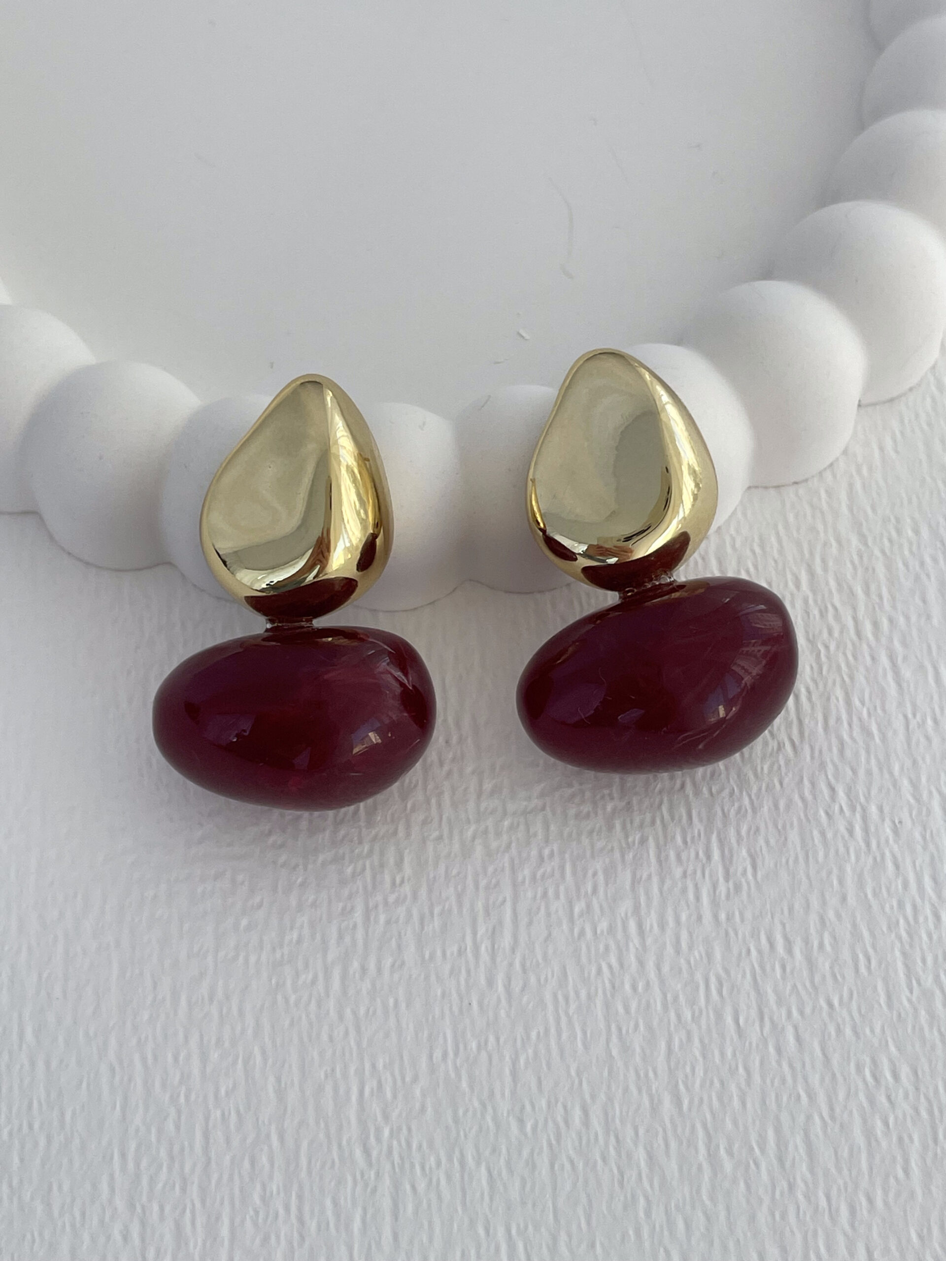 1770292924_0_698486bc077eb-1.jpg Özel Seri Bordo Akrilik Taş Detay İkili Gold Küpe