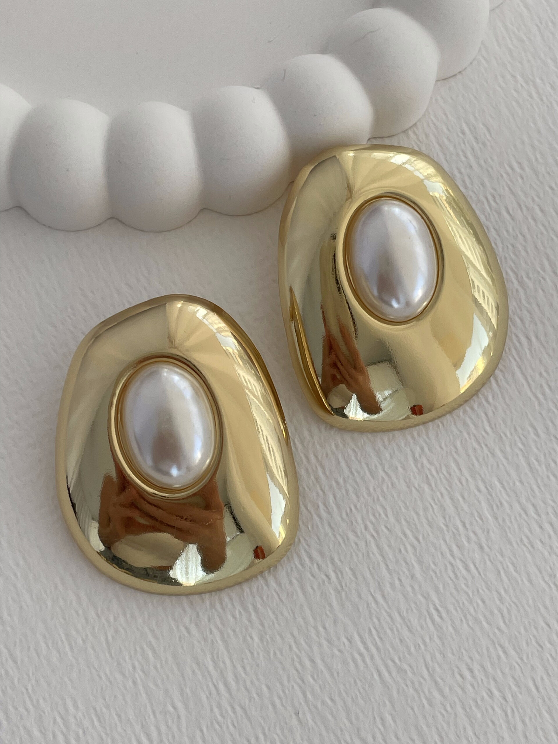 1770295756_0_698491cc1d44d-1.jpg Özel Seri Oval Tasarım İnci Detay Gold Küpe