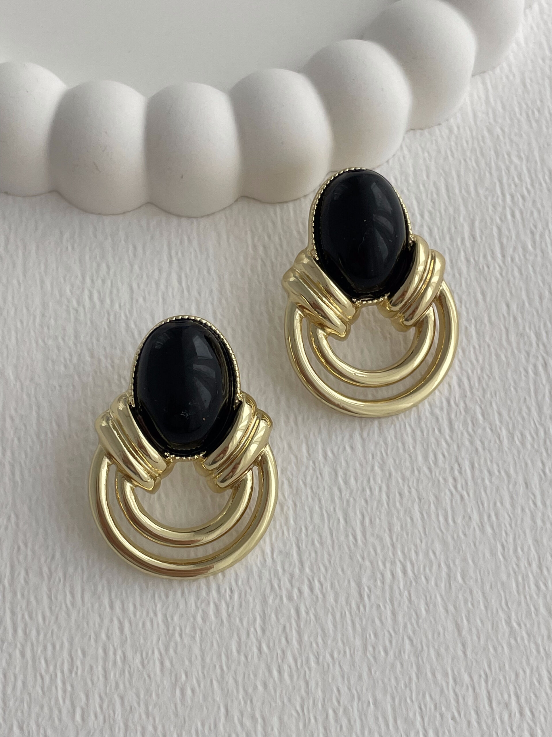 1770385261_0_6985ef6db8ff5.jpg Özel Seri Halka Tasarım Siyah Mineli Oval Gold Küpe