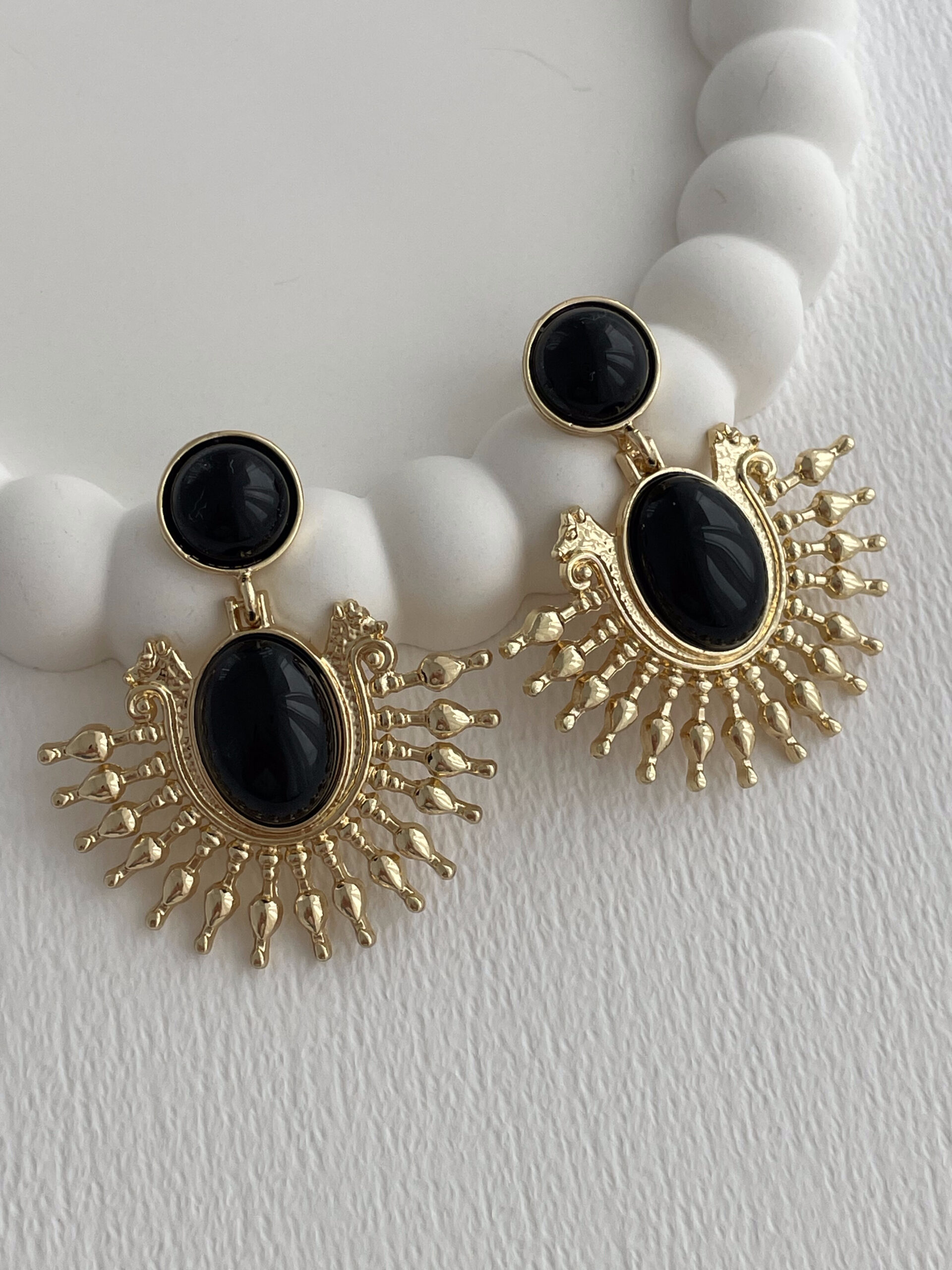 1770385555_0_6985f093a2b89.jpg Özel Seri Sallantılı Siyah Mineli Güneş Tasarım Gold Küpe