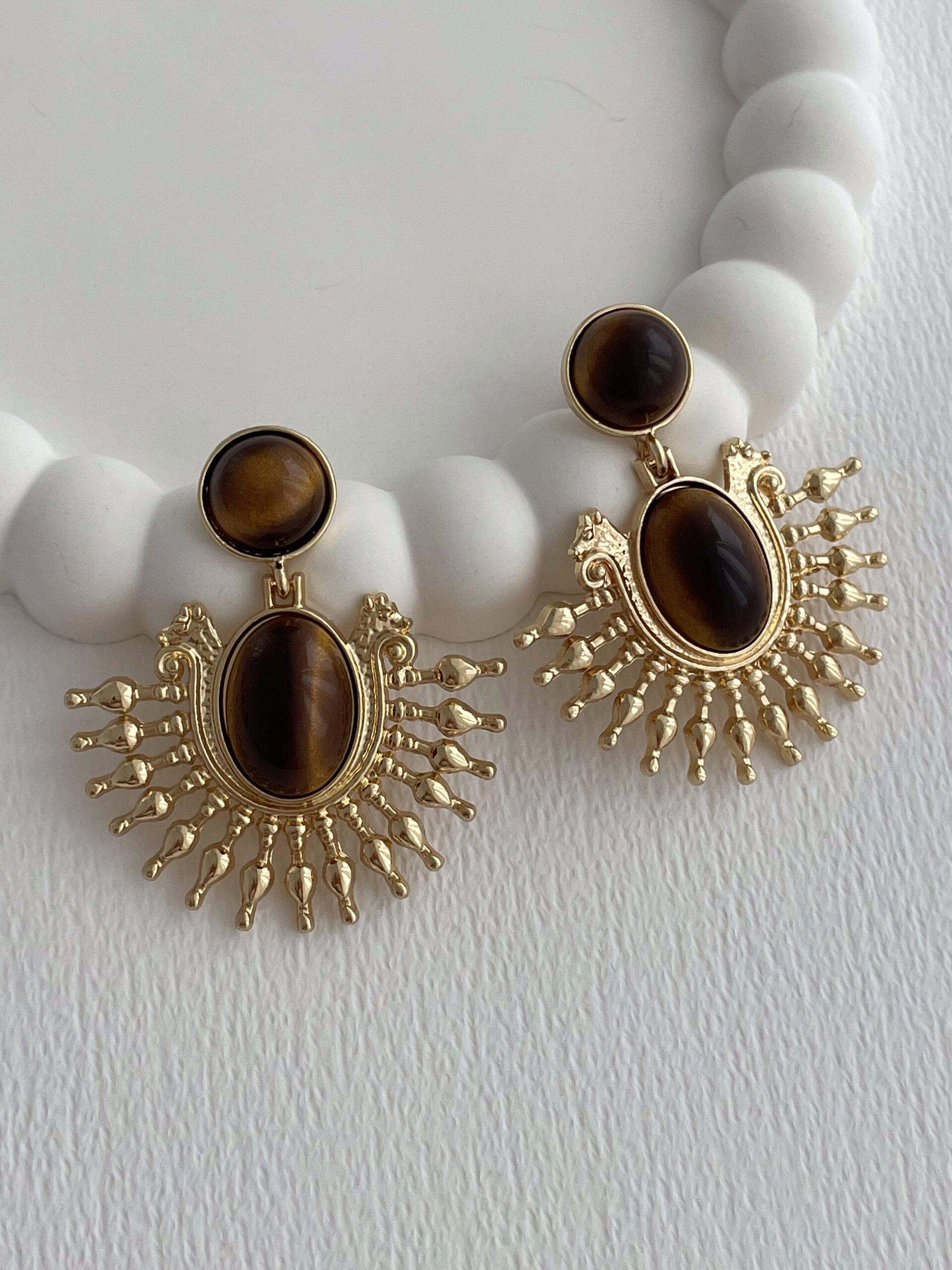 1770385751_0_6985f15725cd0.jpg Özel Seri Sallantılı Kahverengi Mineli Güneş Tasarım Gold Küpe