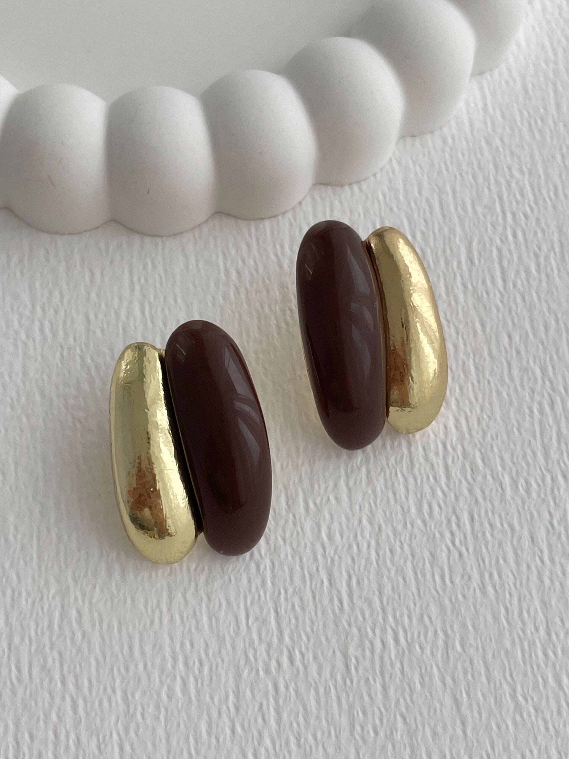 1770386695_0_6985f50717235.jpg Özel Seri Kahverengi Mineli İklili Damla Tasarım Gold Küpe