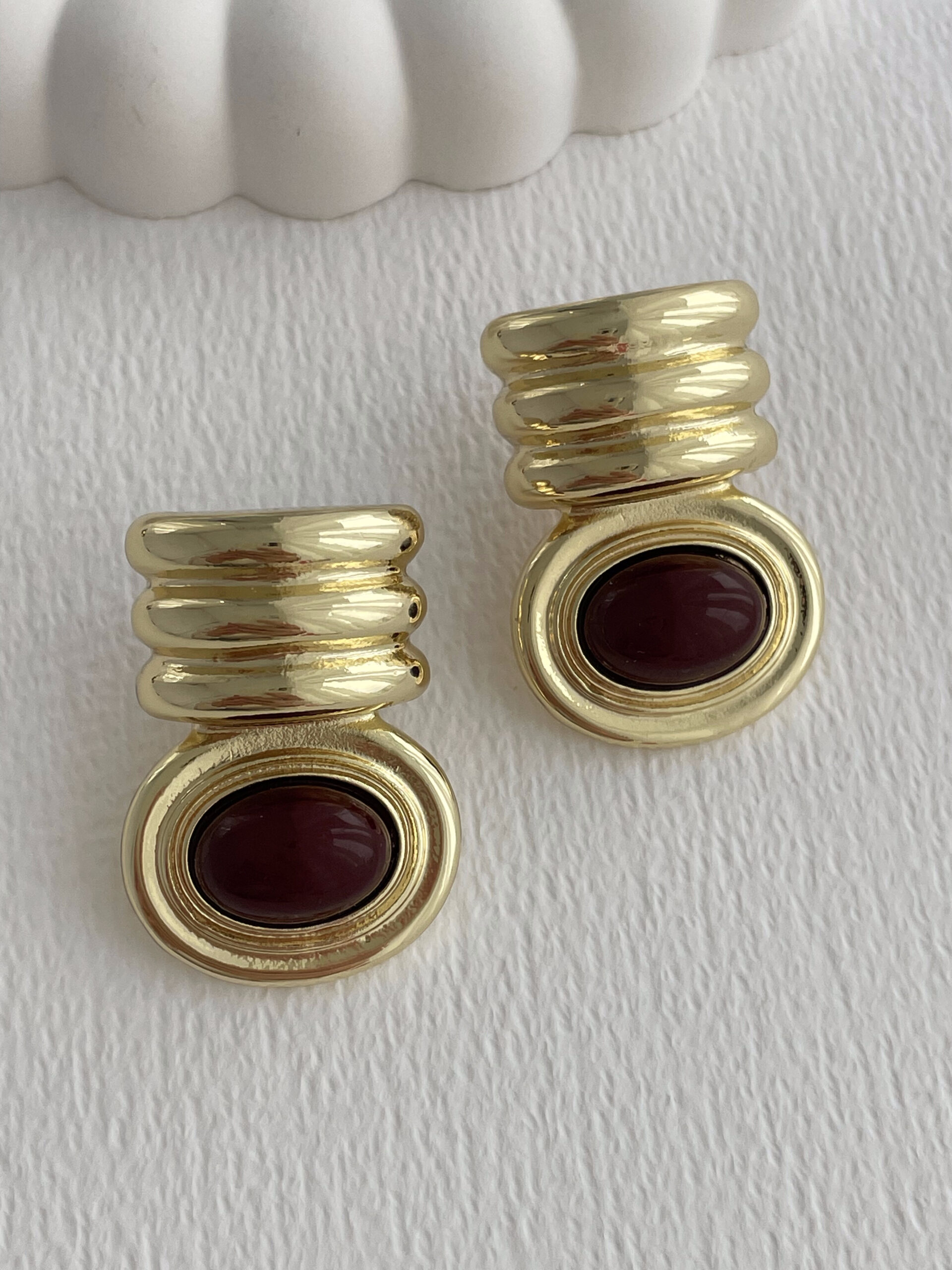 1770387067_0_6985f67bc3dae-2.jpg Özel Seri Bordo Mineli Burgu Model Gold Küpe