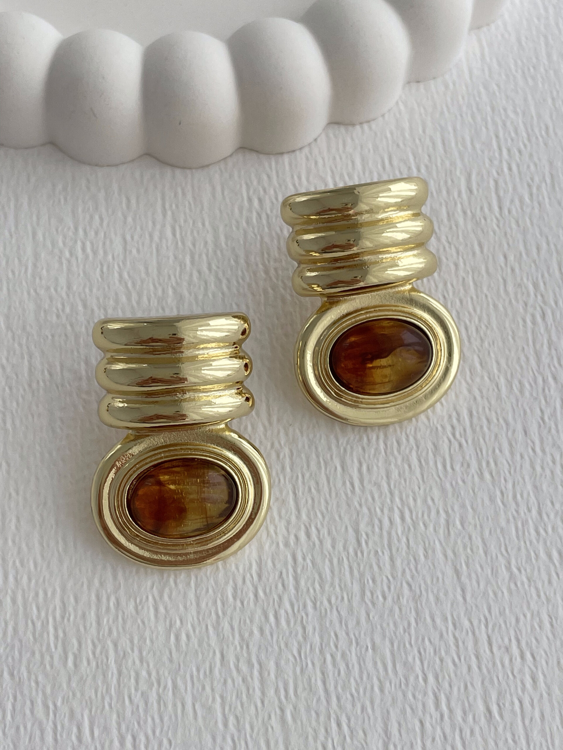 1770387136_0_6985f6c00a671.jpg Özel Seri Kahverengi Mineli Burgu Model Gold Küpe