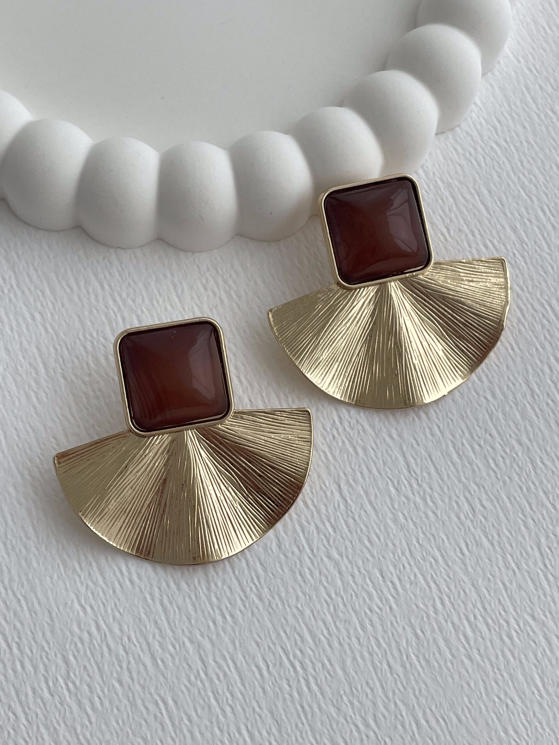 1771851530_0_699c4f0ae1177-1.jpg Özel Seri Kahverengi Kemik Detay Desenli Yelpaze Tasarım Gold Küpe