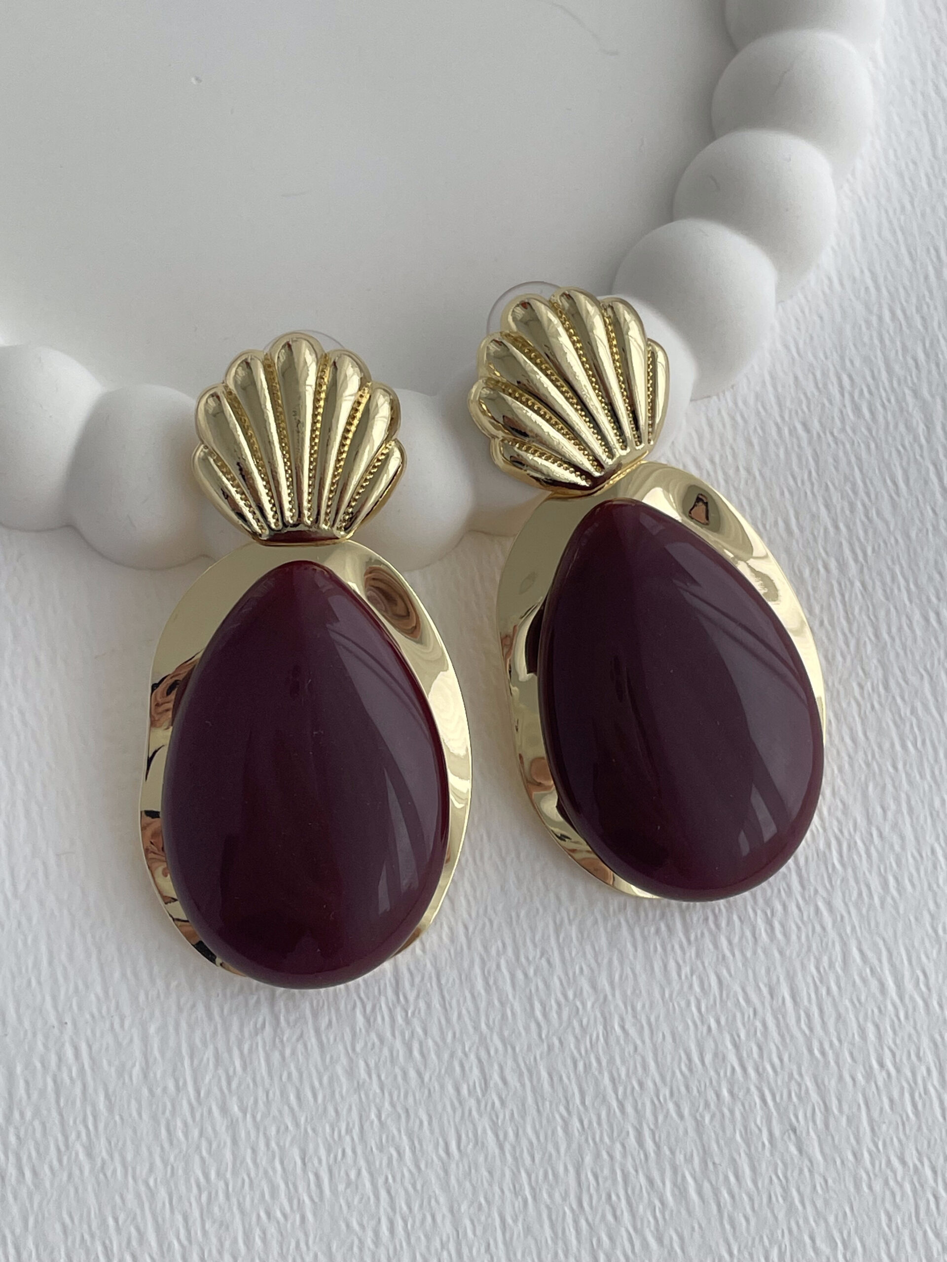 1771852626_0_699c535261fda.jpg Özel Seri Bordo Mineli Deniz Kabuğu Detay Maksi Boy Gold Küpe