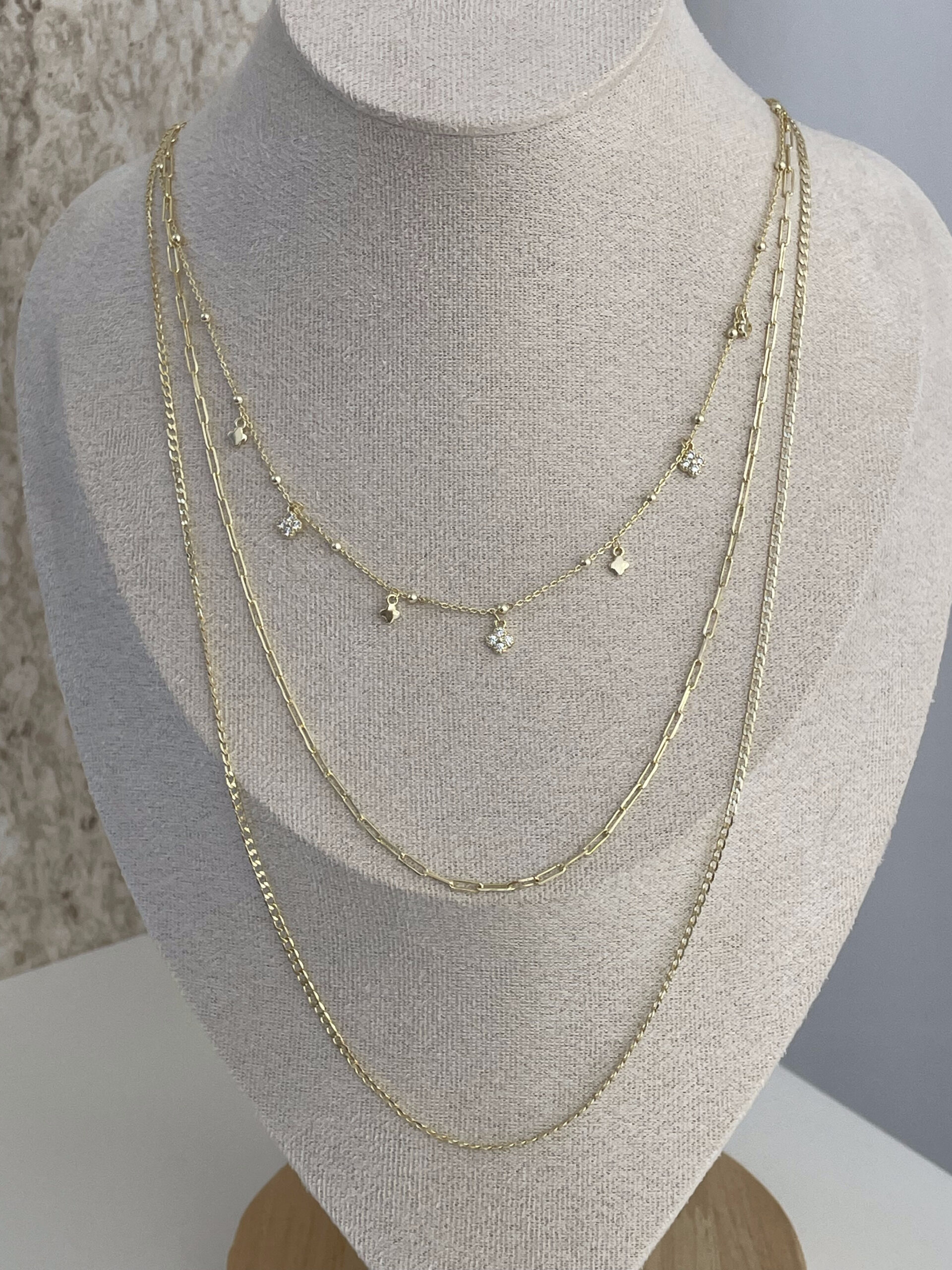 1773320258_0_69b2b842247f1.jpg Özel Seri Zirkon Taşlı Minik Yonca Tasarım Üçlü İnce Gold Kolye