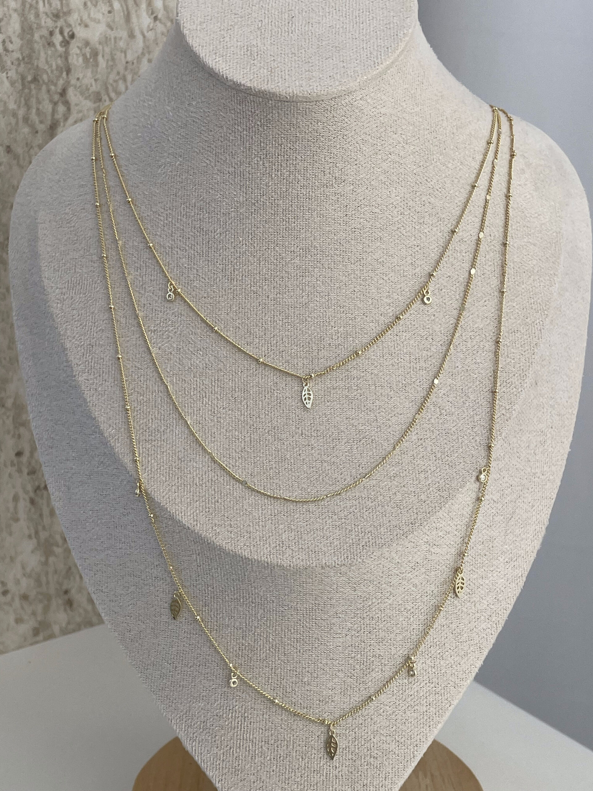 1773320393_0_69b2b8c9c62e2.jpg Özel Seri Zirkon Taşlı Yaprak Tasarım İnce Üçlü Gold Kolye