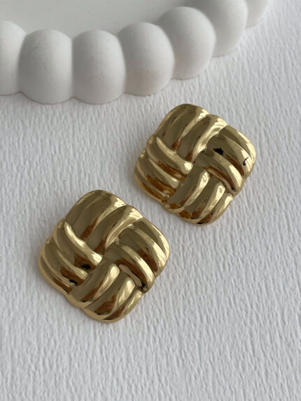 Çelik Desenli Kare Tasarım Gold Küpe