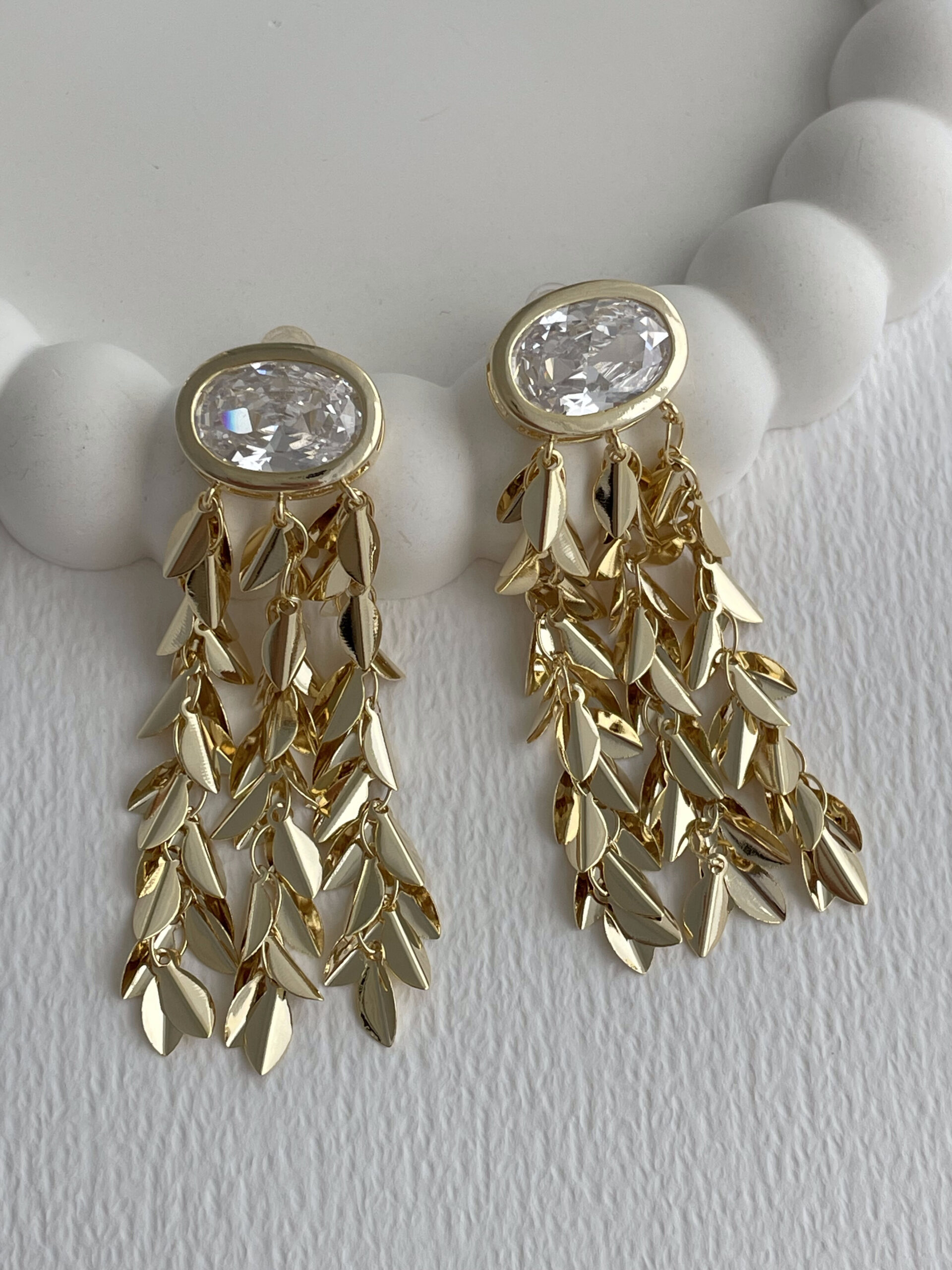 1773834359_0_69ba907737467-1.jpg Özel Seri Oval Baget Taşlı Saçak Tasarım Gold Küpe