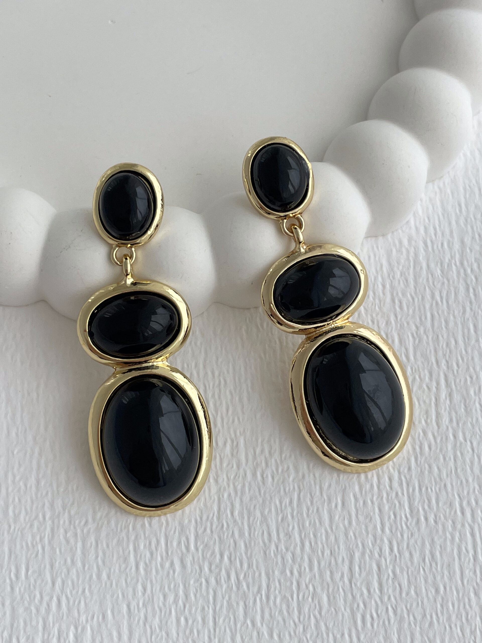 1773835097_0_69ba9359d7599-1.jpg Özel Seri Siyah Mineli Üçlü Oval Tasarım Gold Küpe