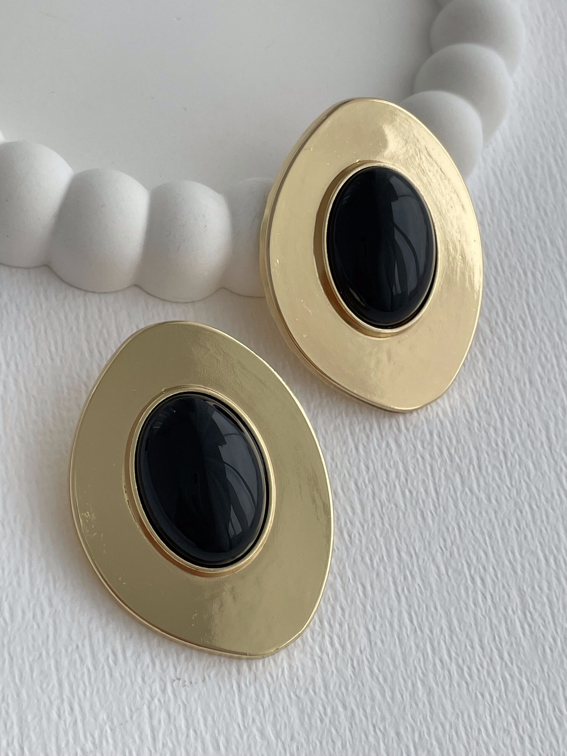 1773835913_0_69ba96895dff5-1.jpg Özel Seri Siyah Mineli Geometrik Tasarım Gold Küpe