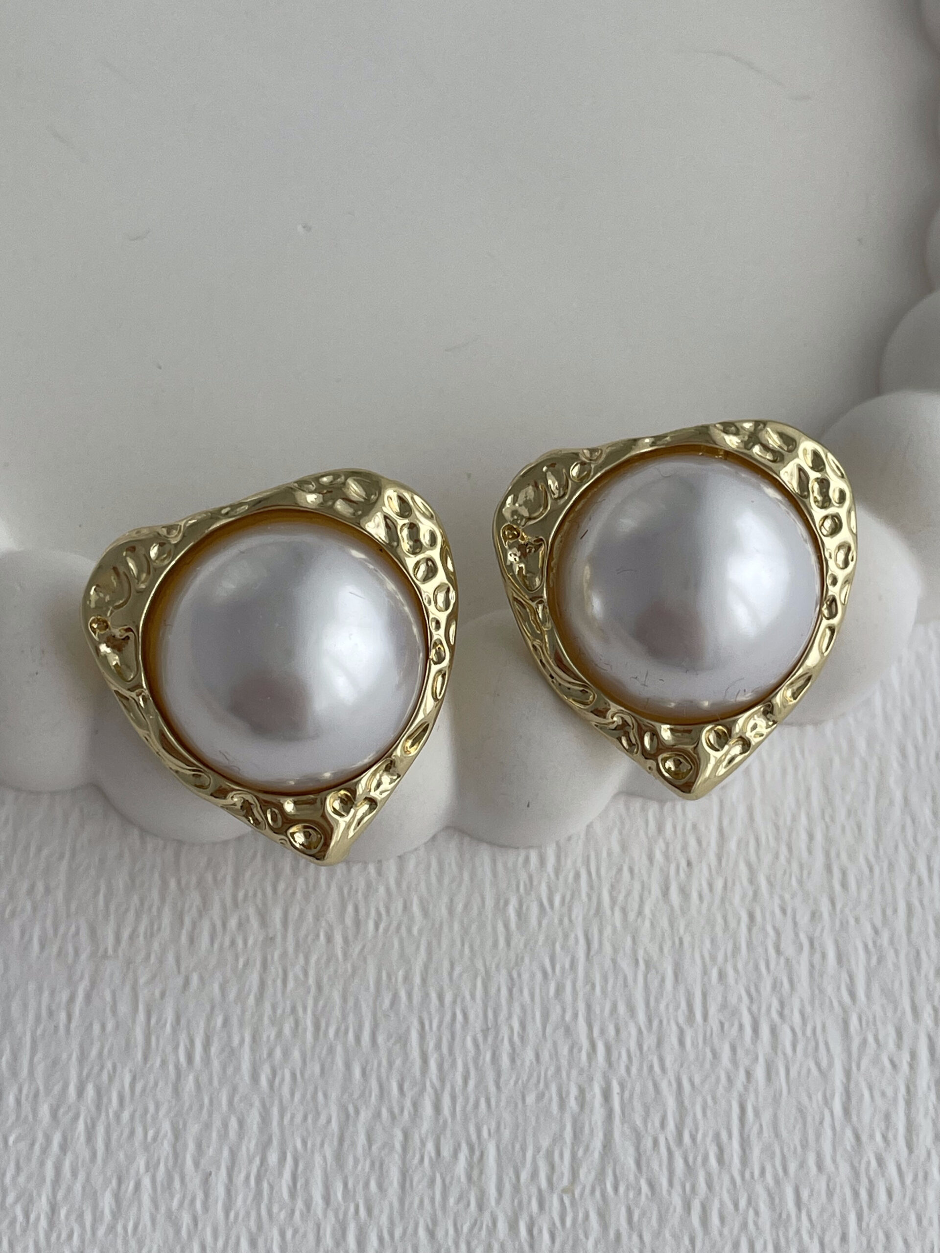 1773911682_0_69bbbe826d212-1.jpg Özel Seri İnci Top Detay Etrafı Desenli Gold Küpe