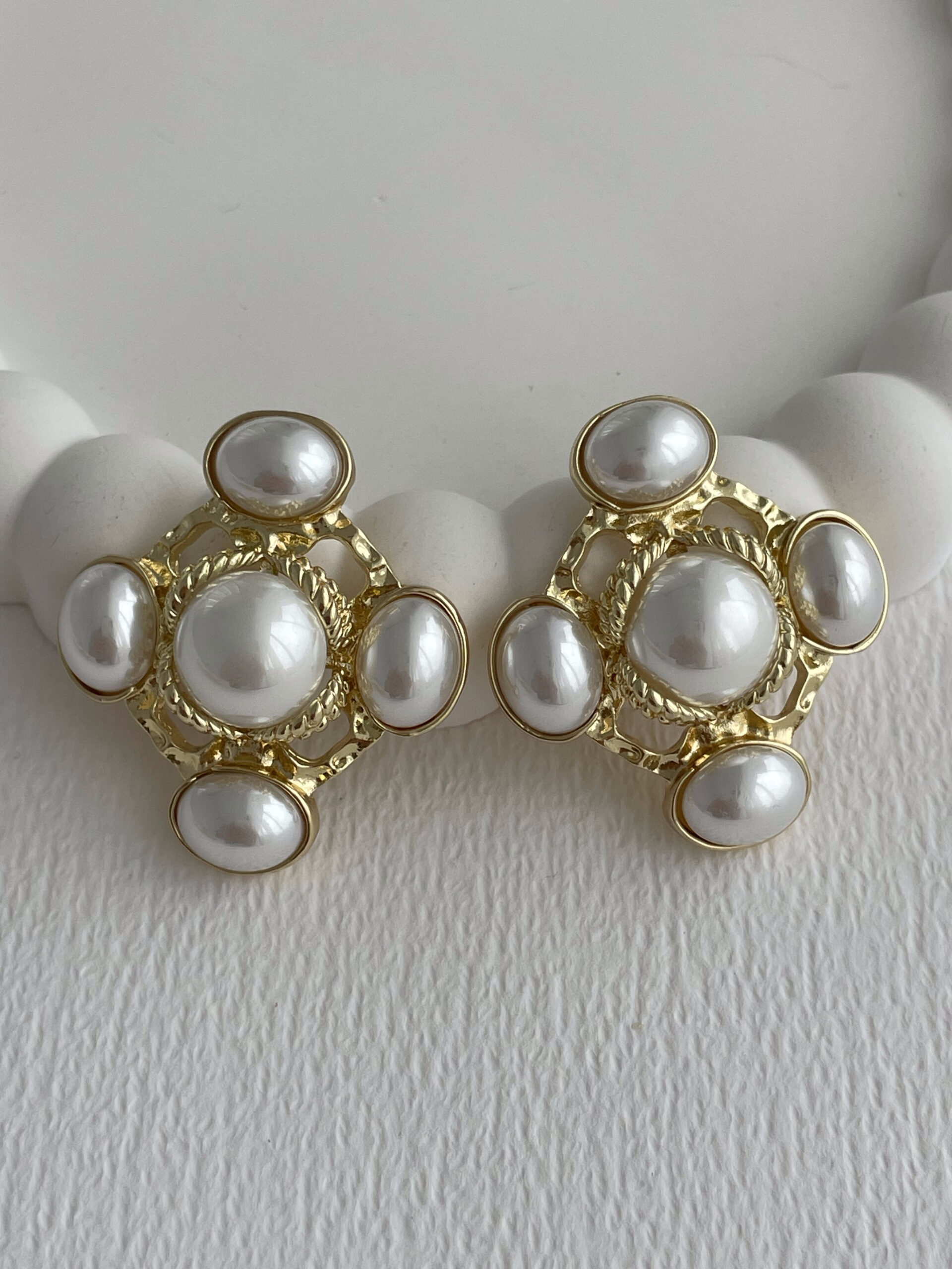 1773911812_0_69bbbf0493ad4-1.jpg Özel Seri Geometrik Tasarım İnci Top Detay Gold Küpe