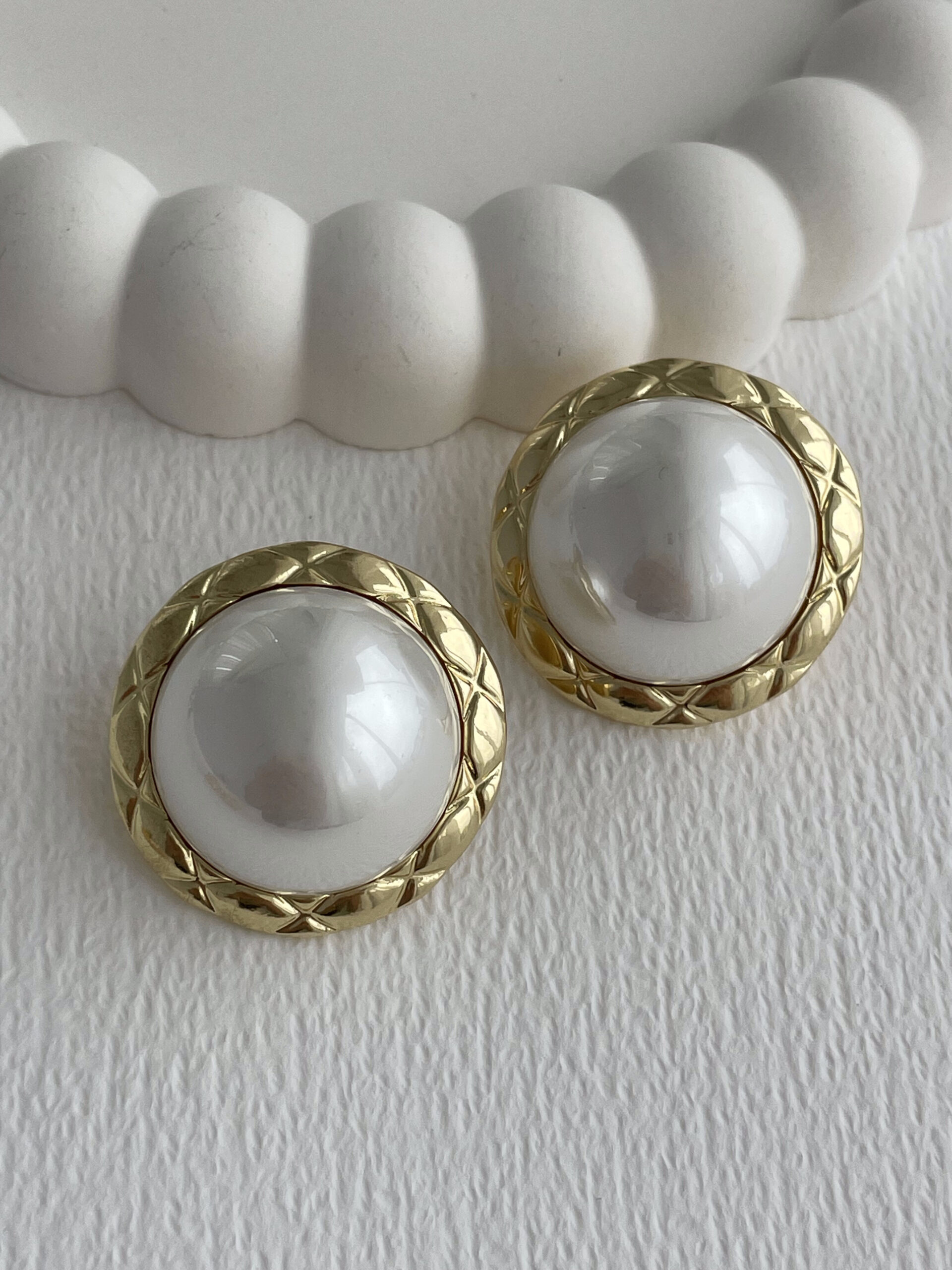 1773911937_0_69bbbf8144dec-1.jpg Özel Seri Baklava Desenli İnci Top Detay Gold Küpe