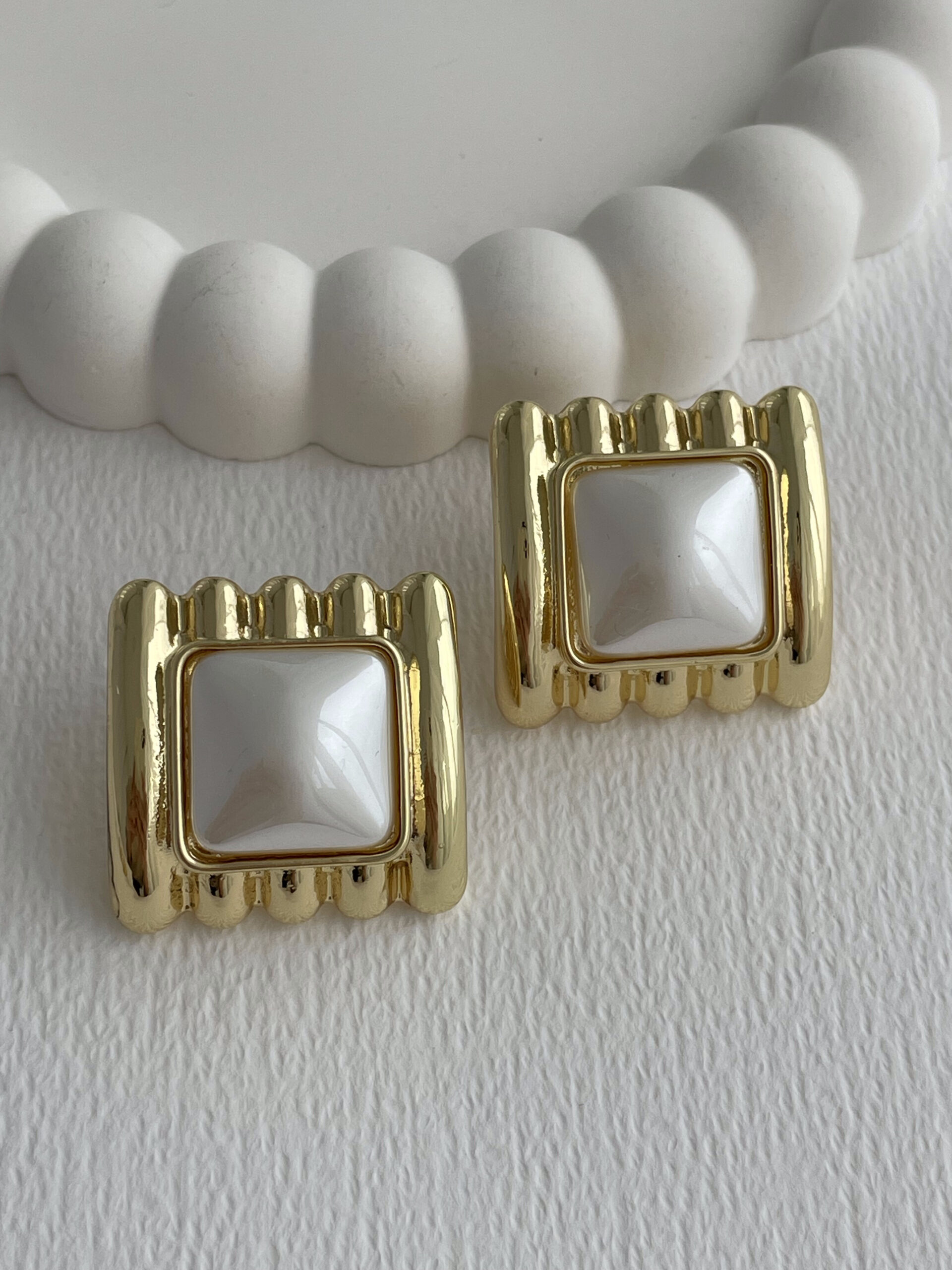 1773912020_0_69bbbfd4c39b2-1.jpg Özel Seri Kare Tasarım İnci Detay Gold Küpe