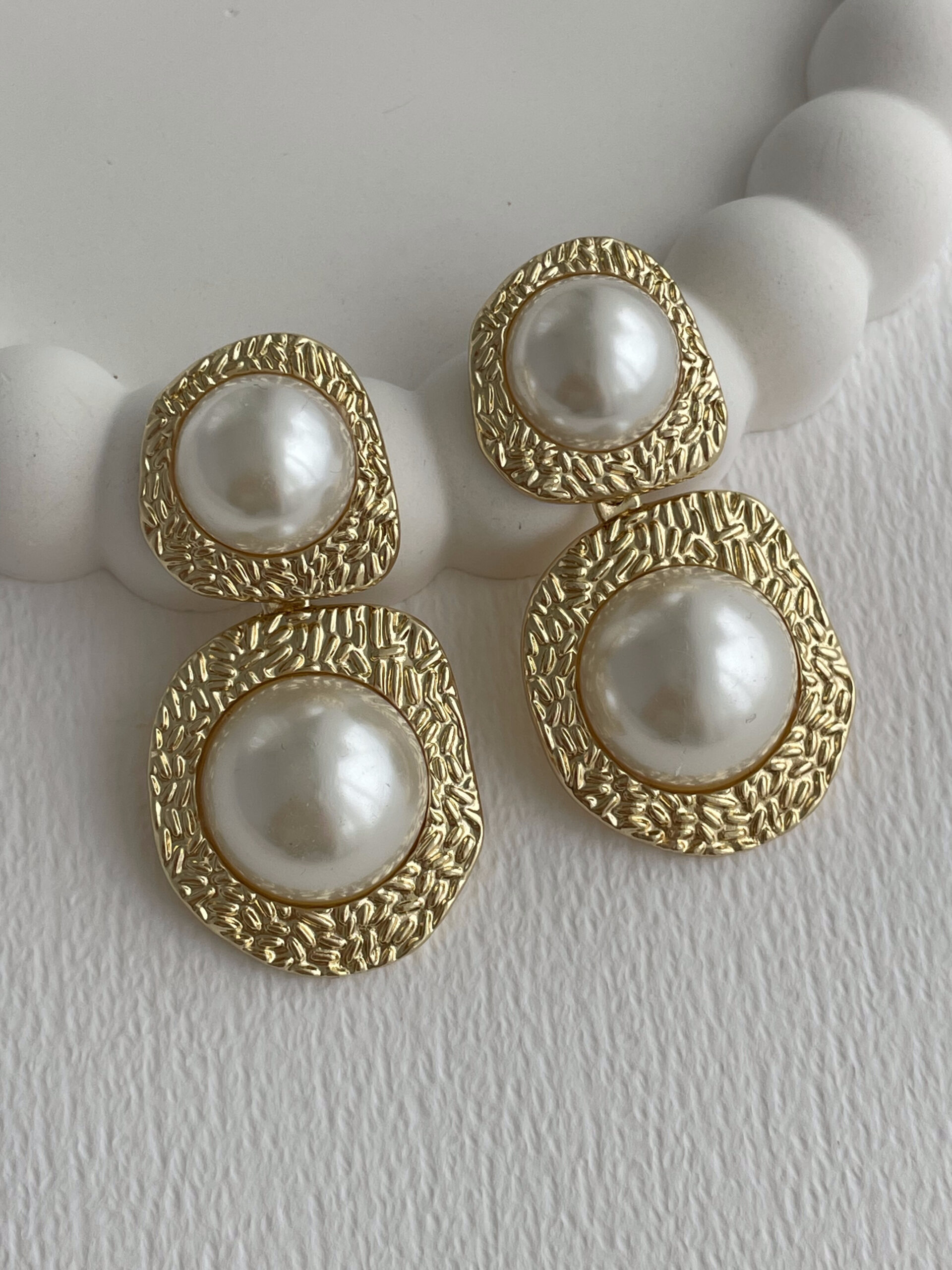 1773912344_0_69bbc11889fd5-1.jpg Özel Seri Etrafı Desenli İnci Top Detay Gold Küpe