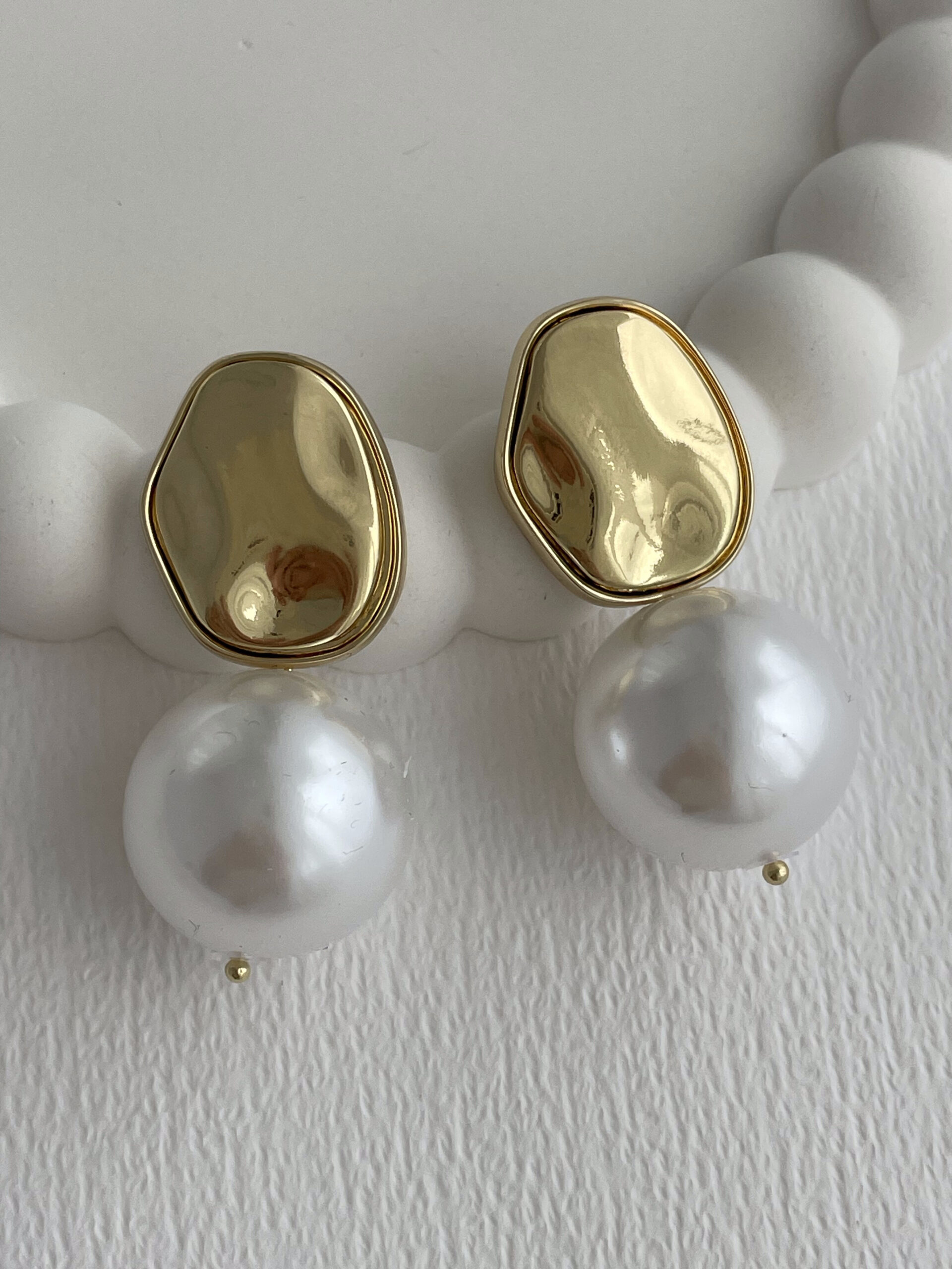 1773912458_0_69bbc18a06acb-1.jpg Özel Seri Kıvrımlı Tasarım İnci Top Gold Küpe