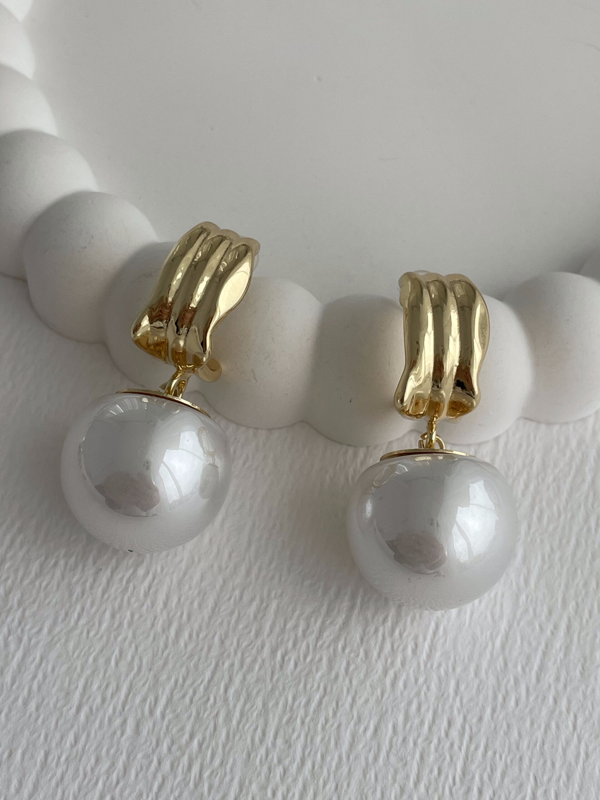 1773912790_0_69bbc2d6b1801-1.jpg Özel Seri Sallantılı Gold Detay İnci Top Küpe