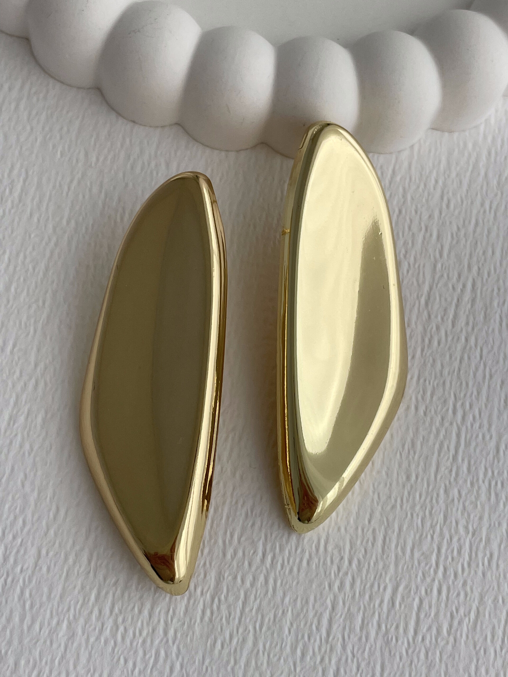 1773913102_0_69bbc40e84004-1.jpg Özel Seri Asimetrik Kıvrım Maksi Boy Gold Küpe