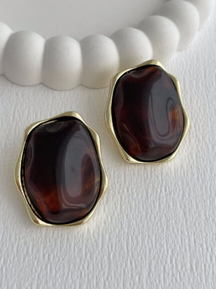 Özel Seri Kahverengi Akrilik Taş Kıvrımlı Kenar Tasarım Gold Küpe