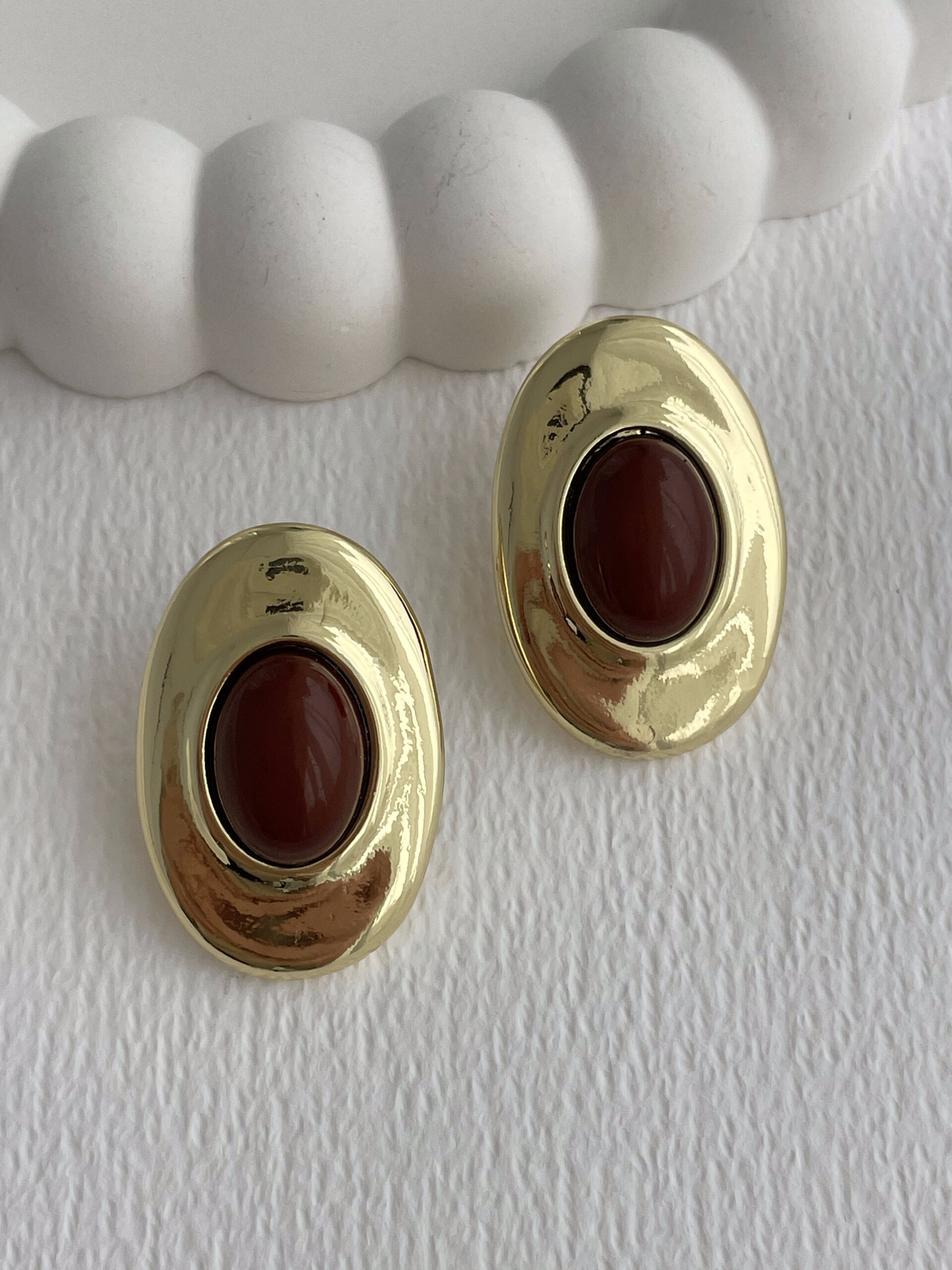 1773914813_0_69bbcabdb1379-1.jpg Özel Seri Kahverengi Mineli Oval Gold Küpe