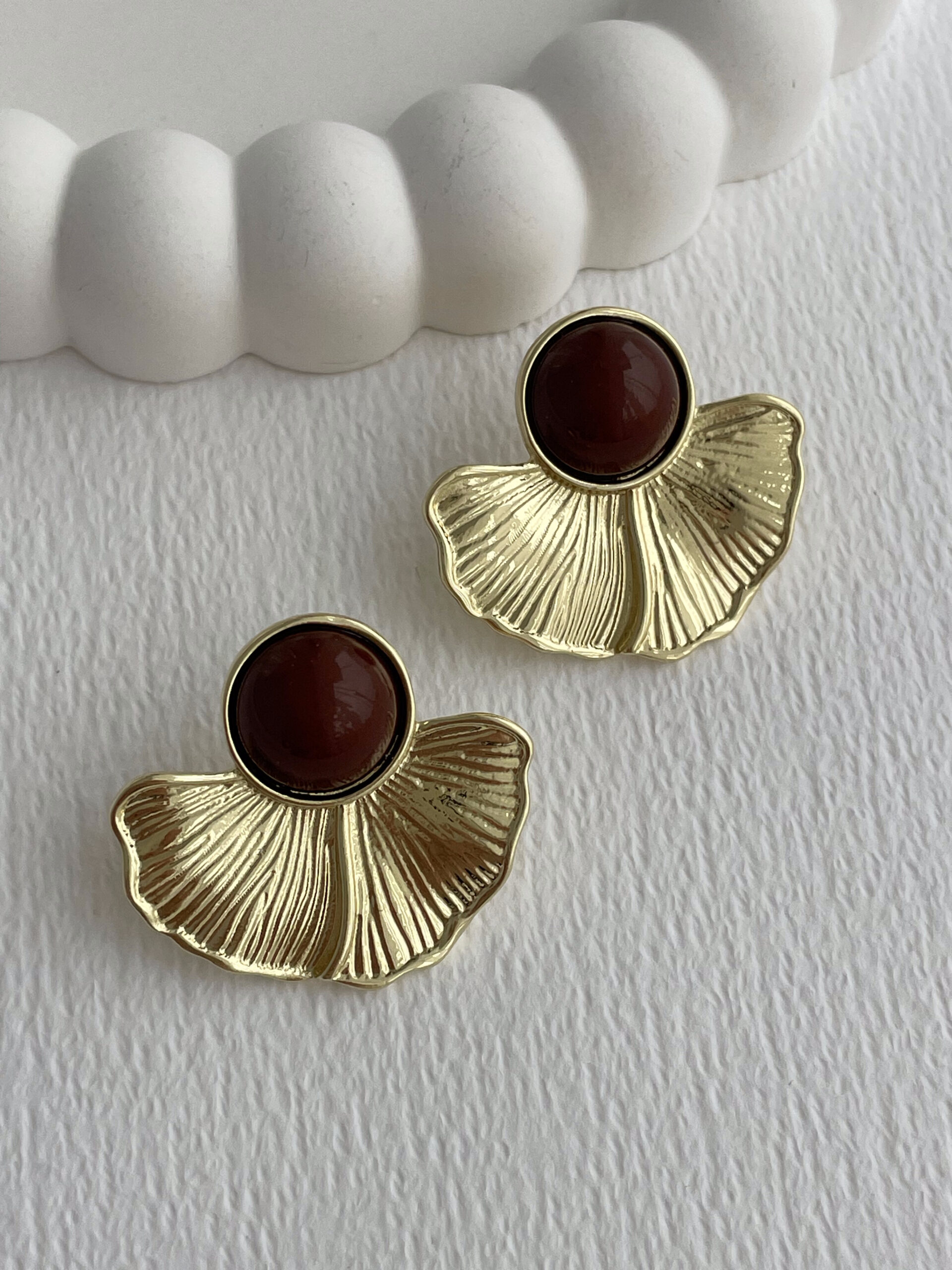 1773915013_0_69bbcb85a0838-1.jpg Özel Seri Kahverengi Mineli Yaprak Tasarım Gold Küpe