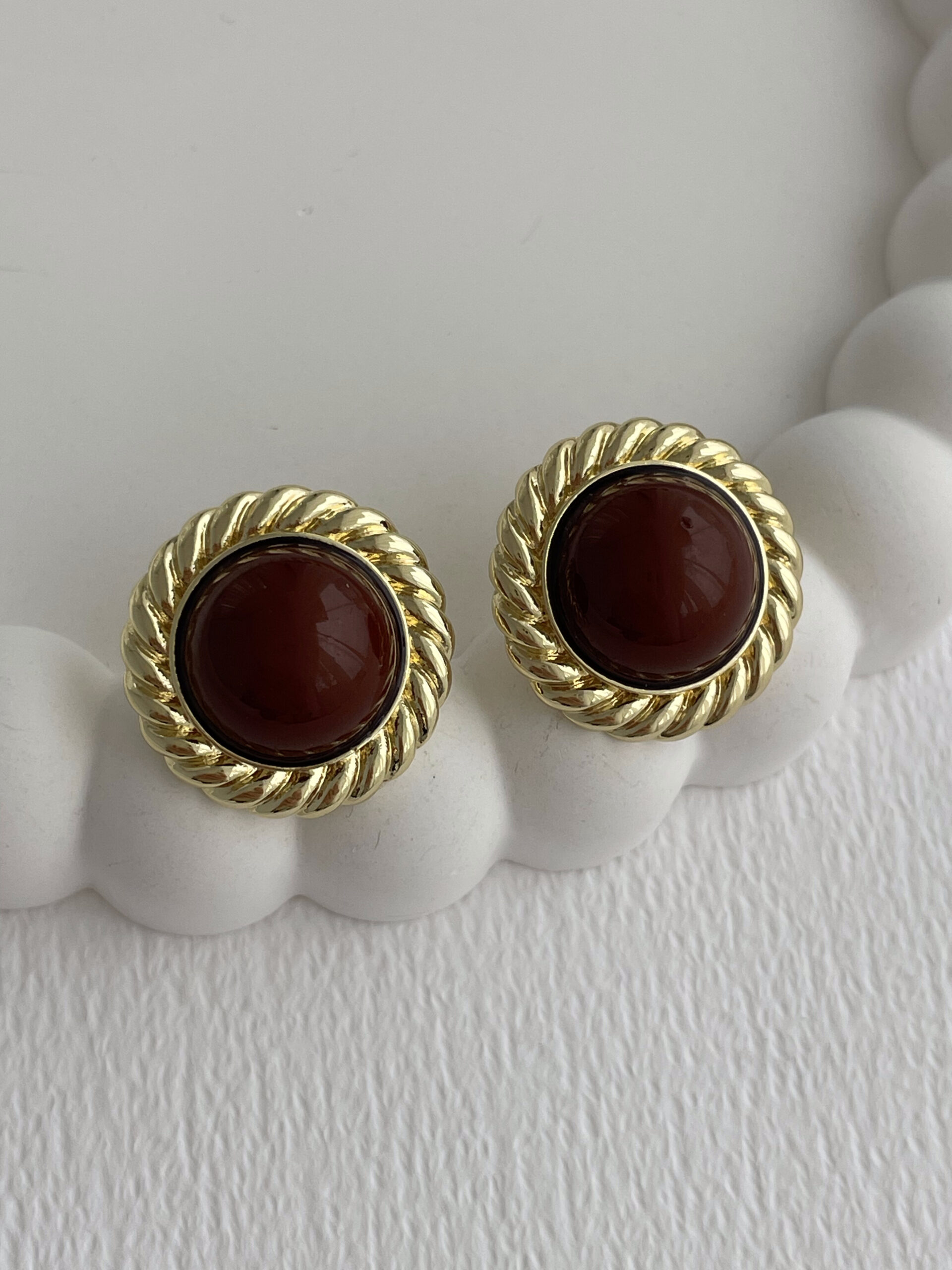 1773915120_0_69bbcbf08e20d-1.jpg Özel Seri Kahverengi Mineli Etrafı Kıvrımlı Gold Küpe