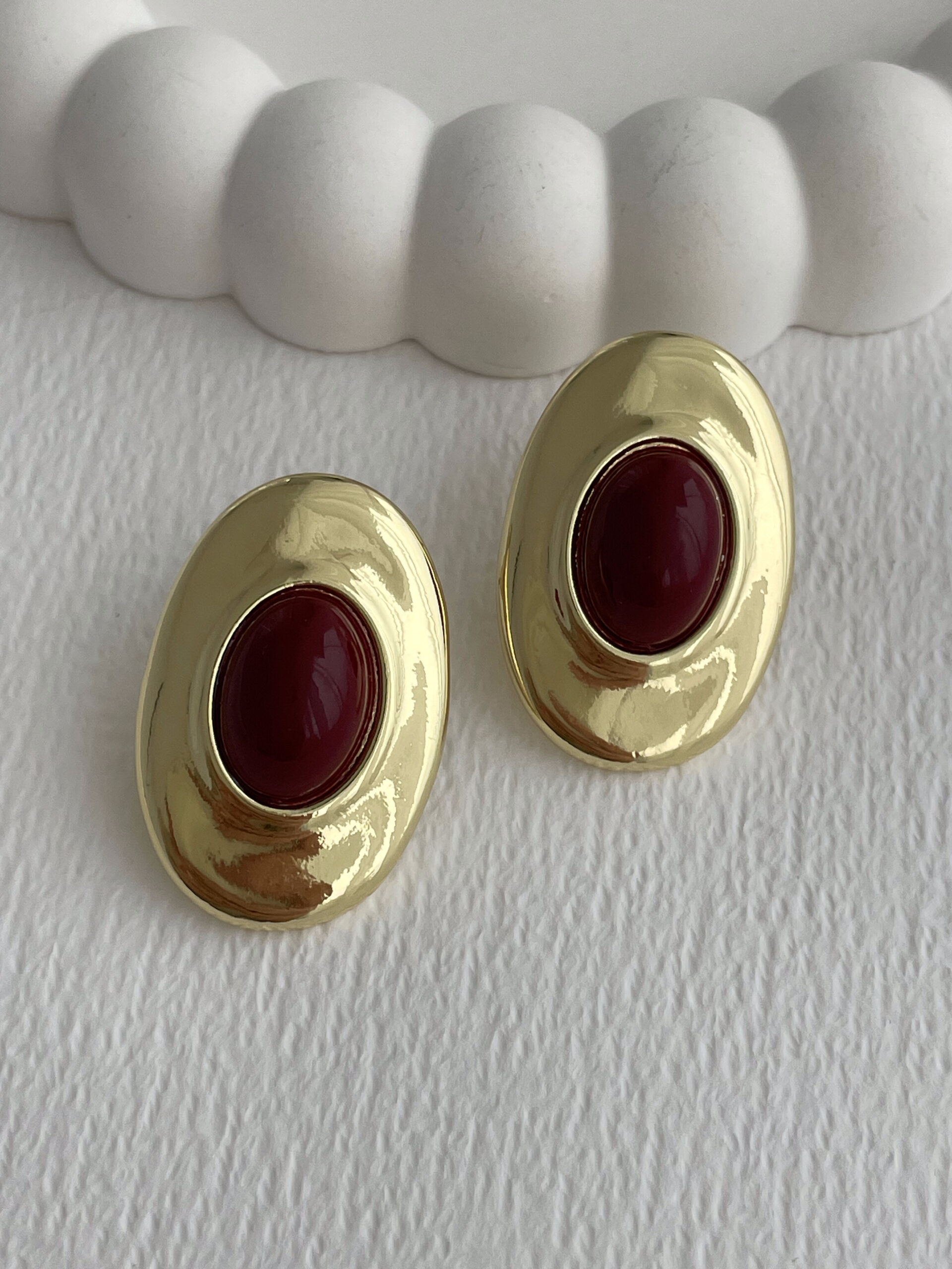 1773915222_0_69bbcc56b9fc1-1.jpg Özel Seri Bordo Mineli Oval Tasarım Gold Küpe