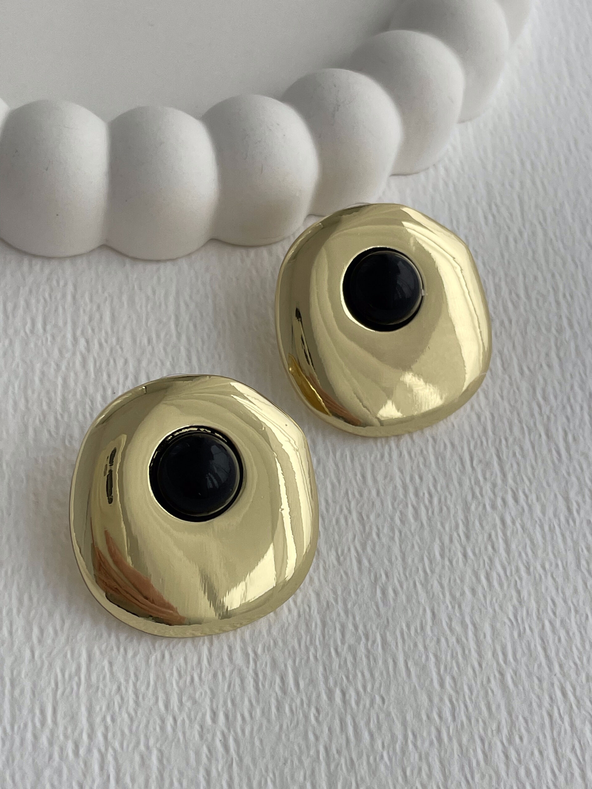 1773915569_0_69bbcdb17f949-1.jpg Özel Seri Siyah Mineli Yuvarlak Tasarım Gold Küpe