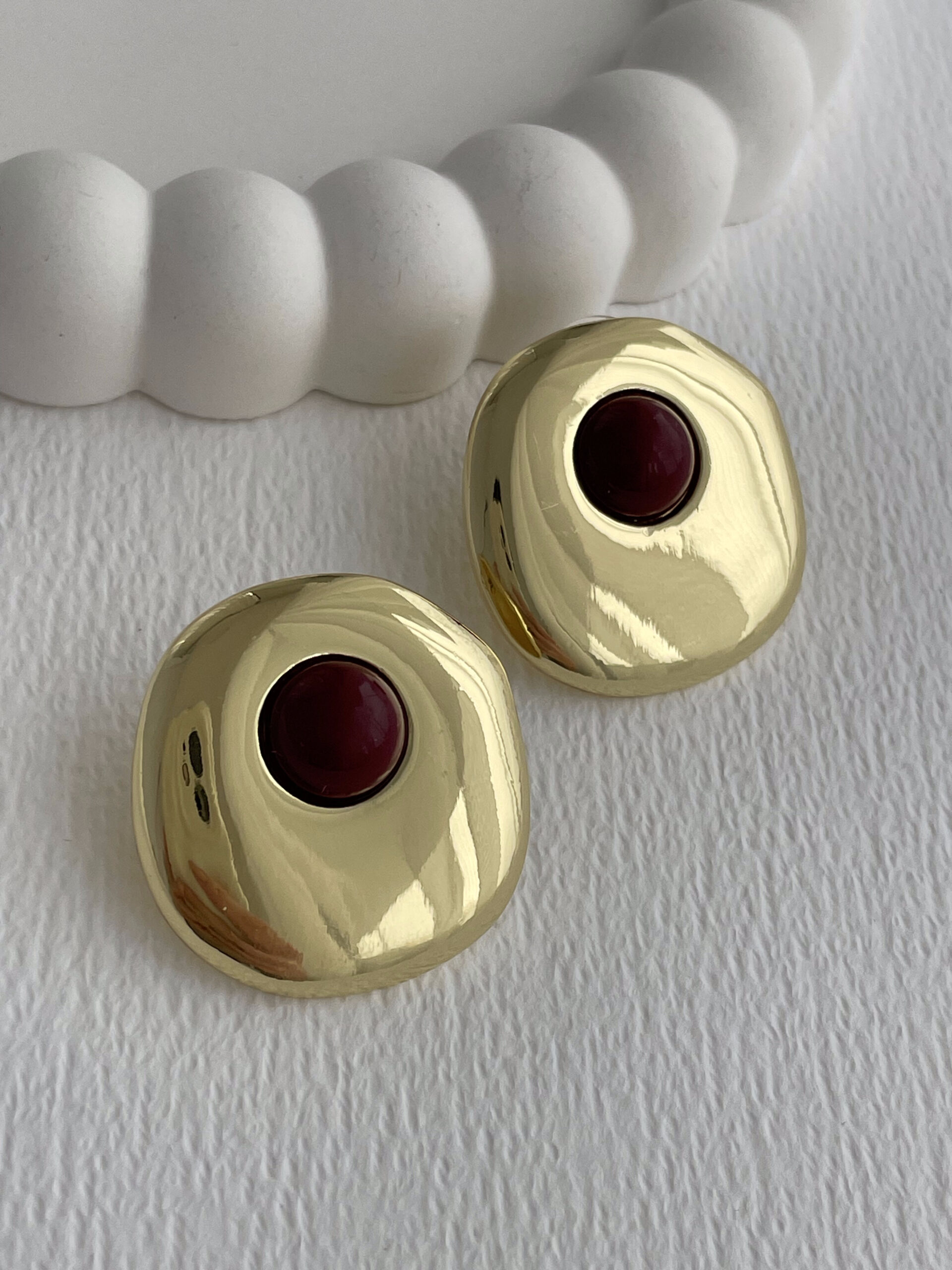 1773915651_0_69bbce03d3776-1.jpg Özel Seri Bordo Mineli Yuvarlak Tasarım Gold Küpe