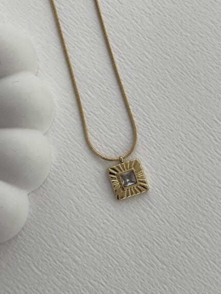 Çelik Baget Taşlı Desenli Kare Tasarım Gold Kolye