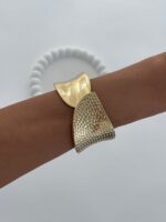 Özel Seri Yarısı Desenli Gold Kelepçe Bileklik - Görsel 3