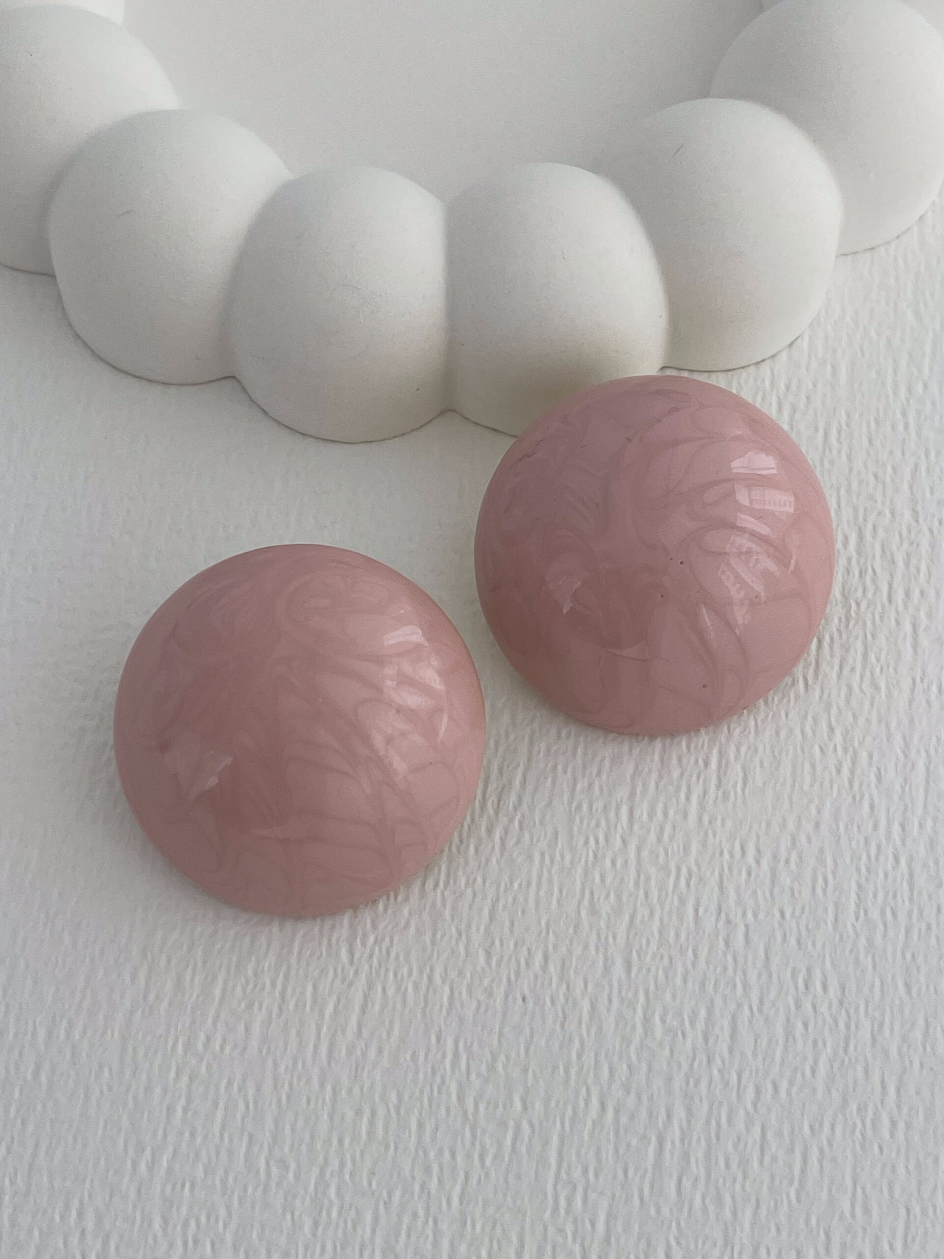 1777980741_0_69f9d54509c88-1.jpg Özel Seri Pembe Kemik Detay Yuvarlak Küpe - Görsel 1