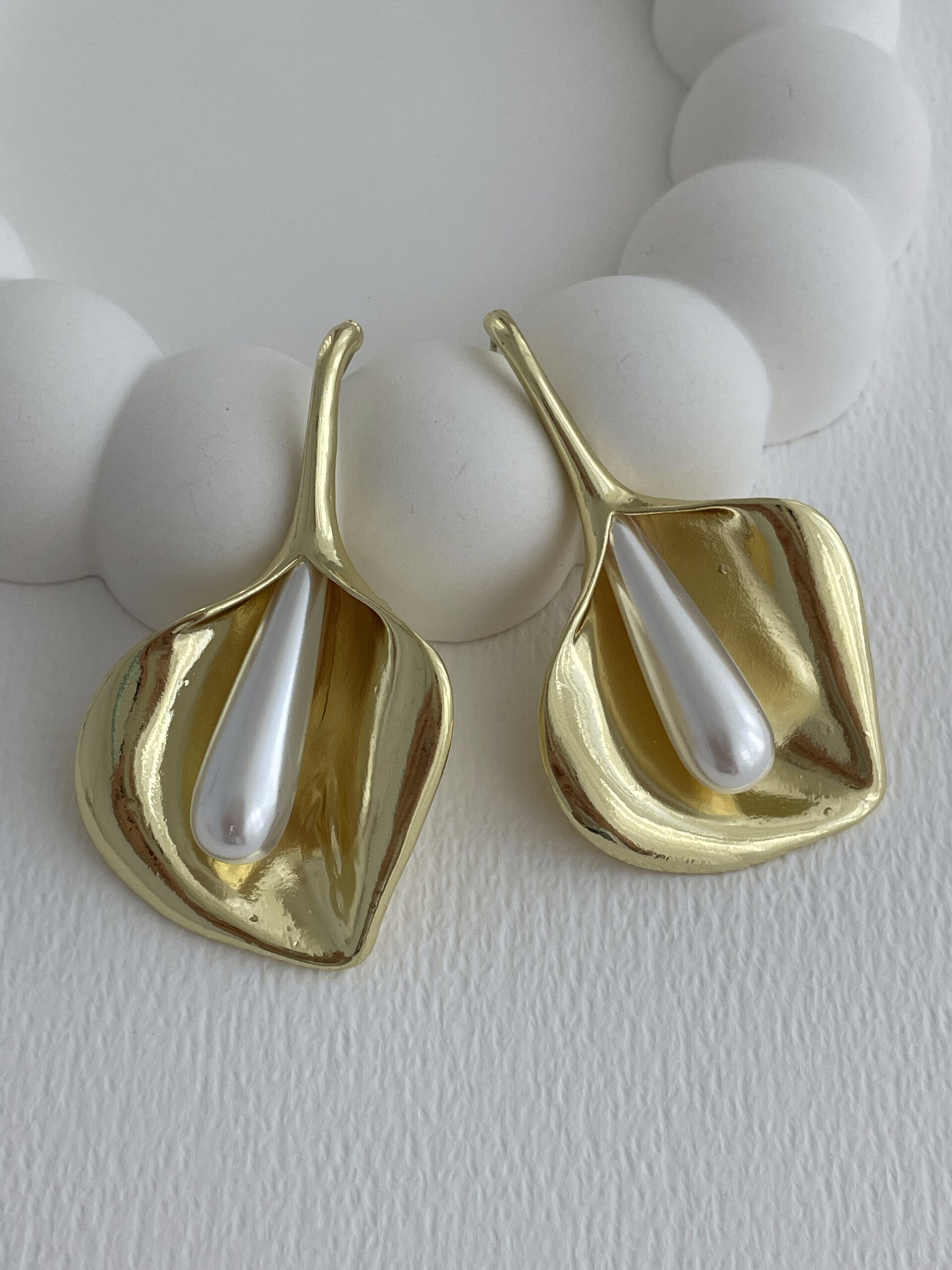 1778668389_0_6a045365ece18-1.jpg Özel Seri İnci Detaylı Yaprak Tasarım Gold Küpe - Görsel 1