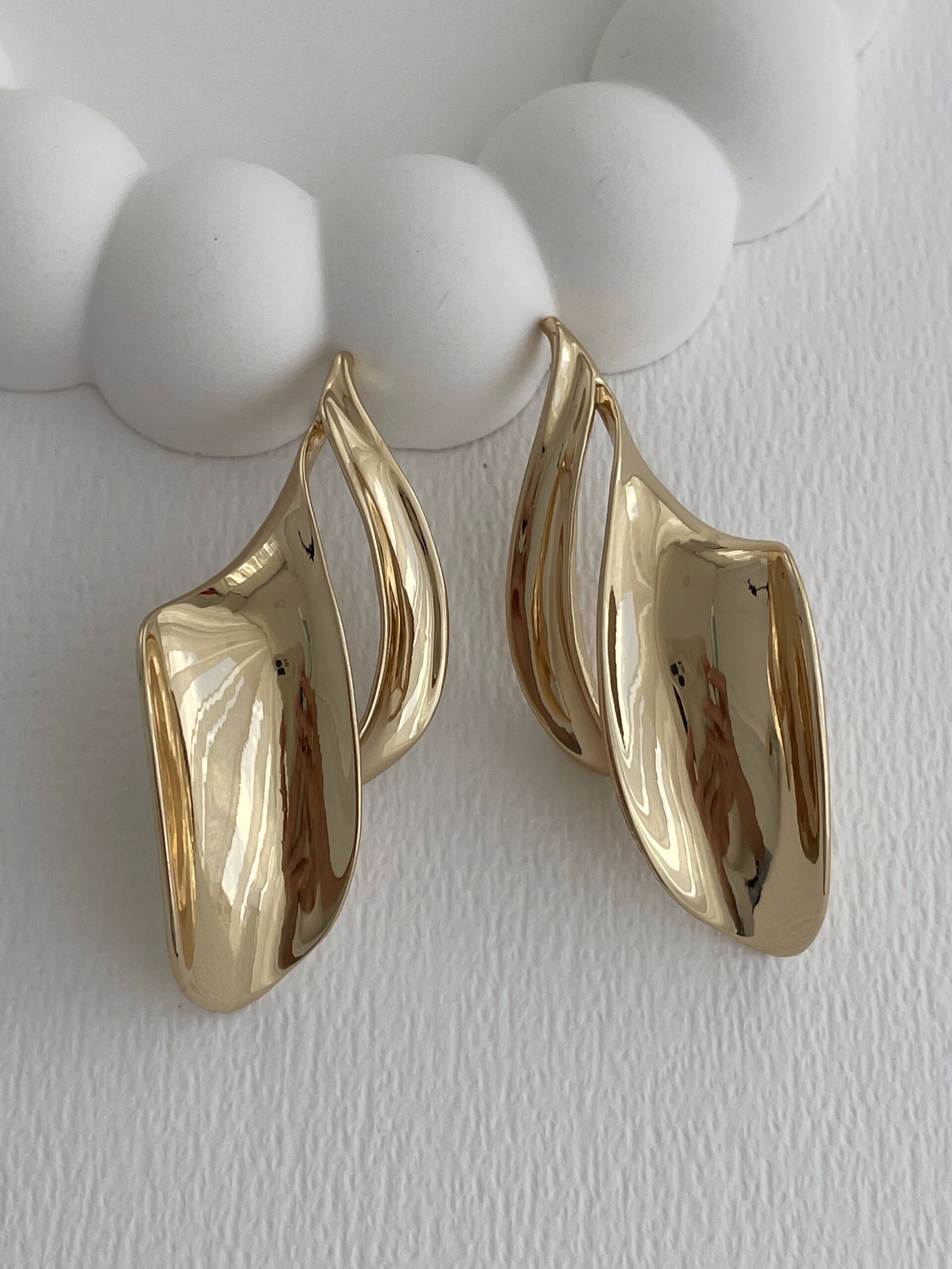 1778668880_0_6a0455507320d-1.jpg Özel Seri Maksi Boy Yaprak Tasarım Gold Küpe - Görsel 1