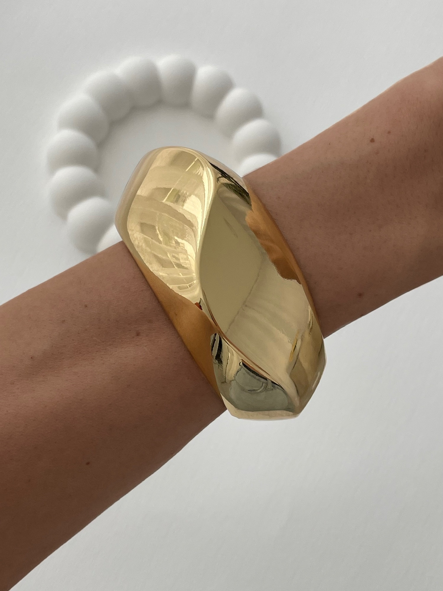 img_4697.jpeg Özel Seri Kalın Kıvrım Tasarım Gold Kelepçe Bileklik - Görsel 1